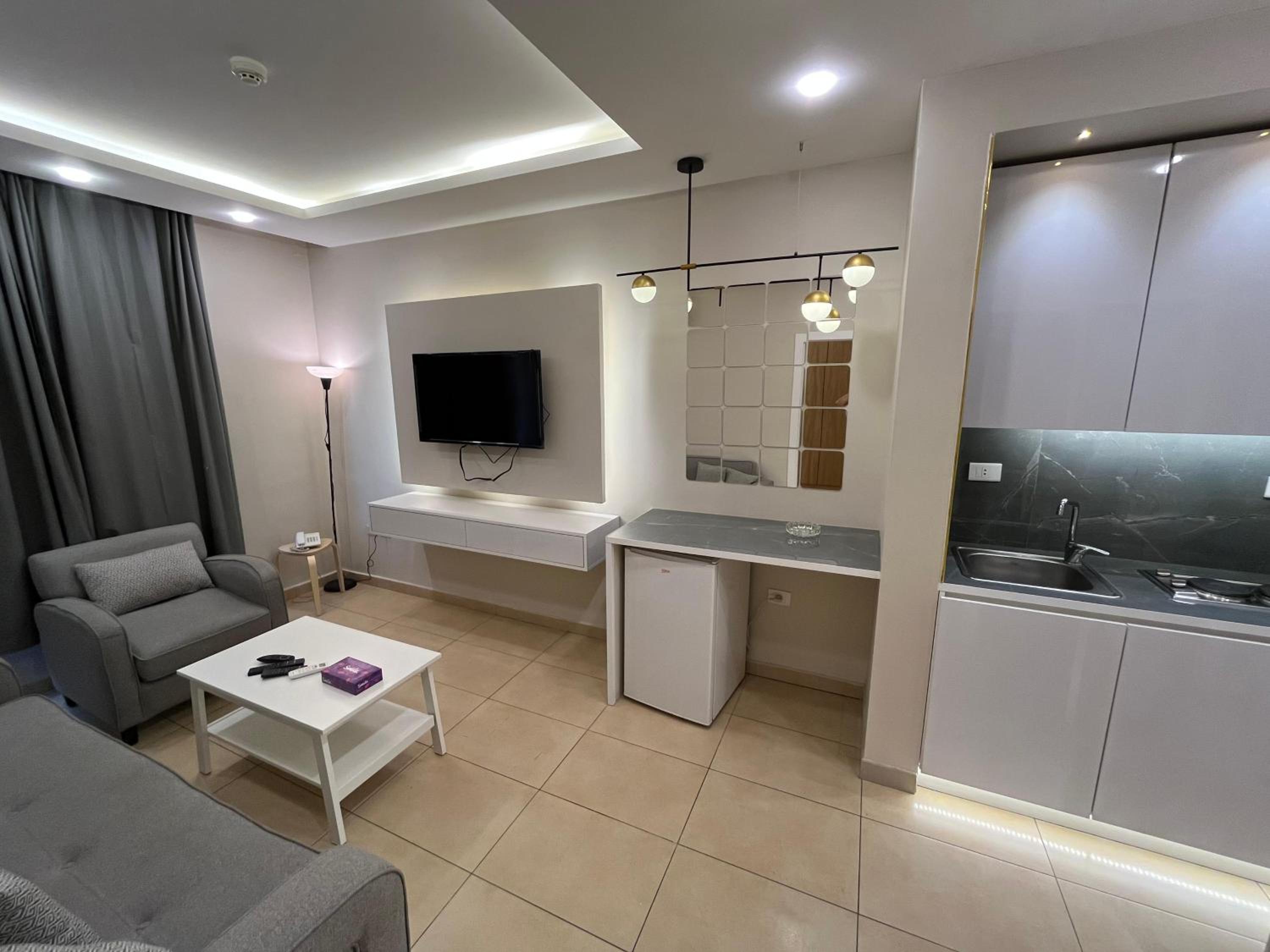 Deluxe King Suite photo 3
