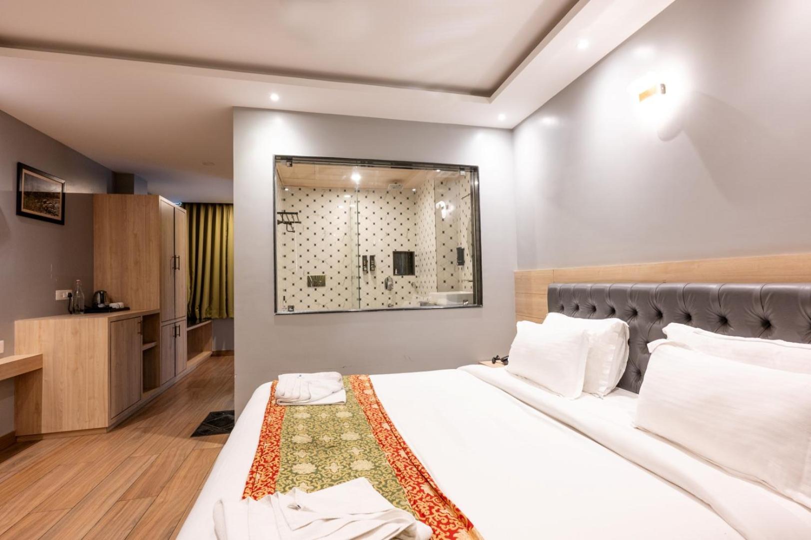 Deluxe Double Room (2 Adults + 1 Child)