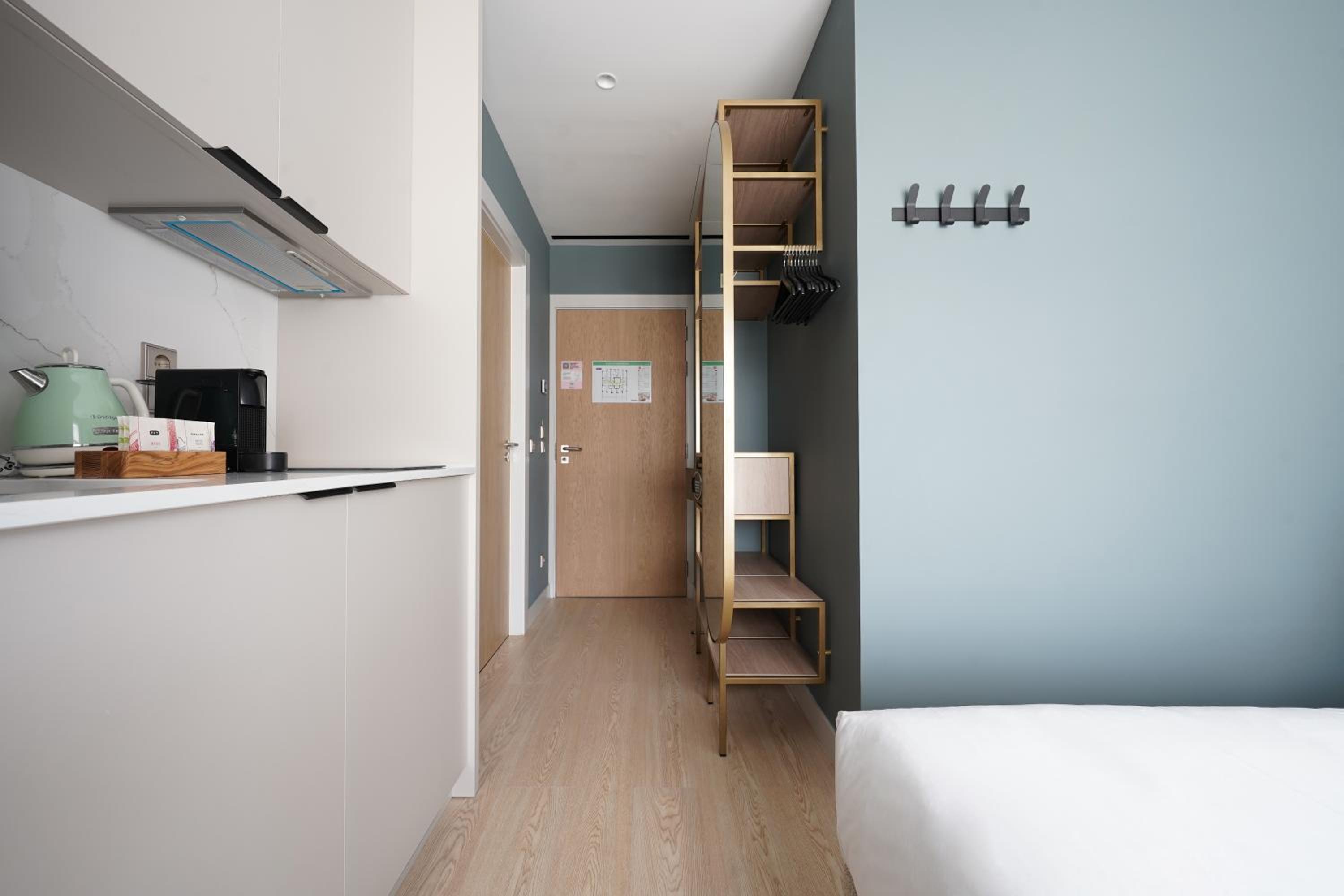 Medium Studio with Kitchenette photo 3