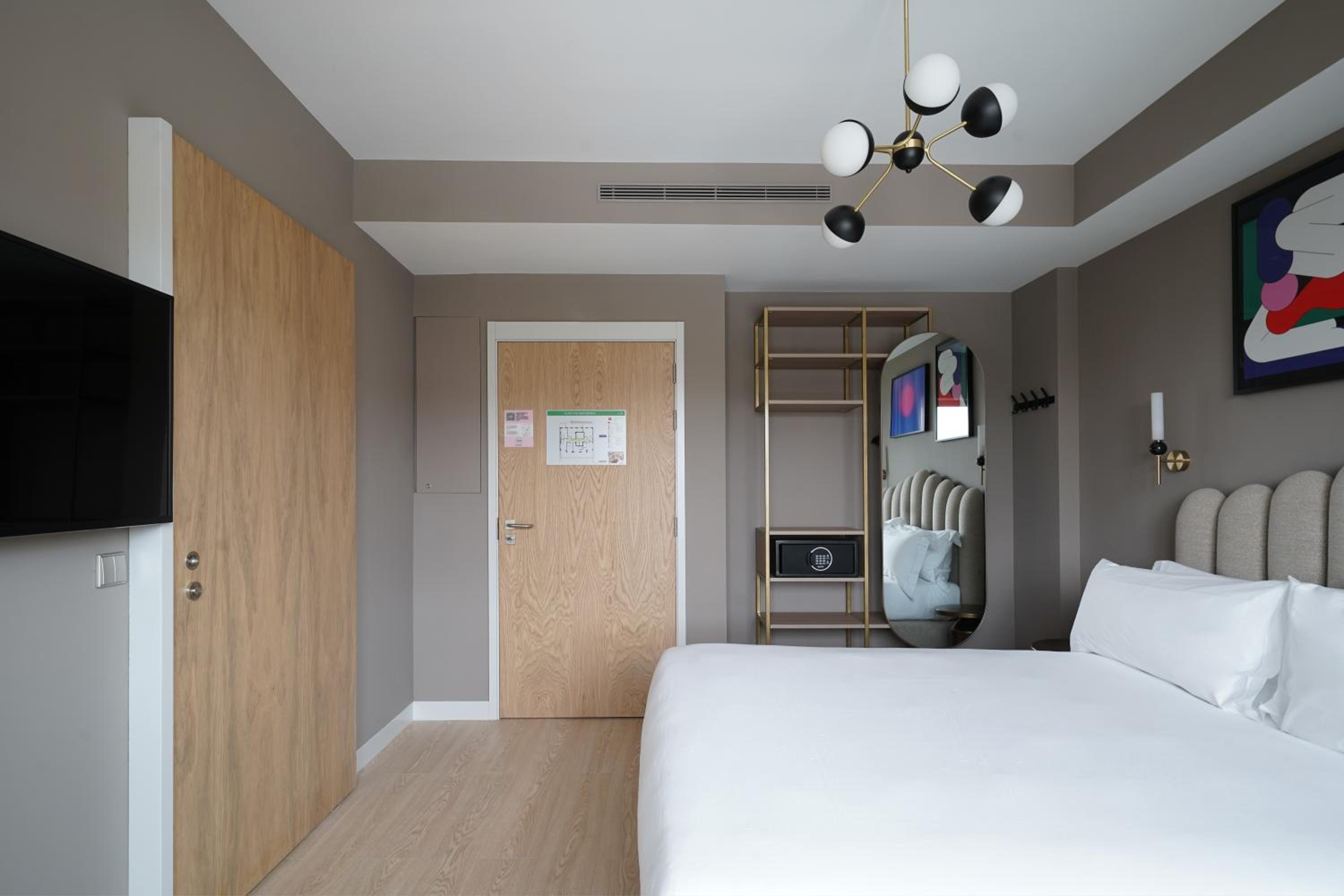 Large Studio with Kitchenette - Accessible photo 1