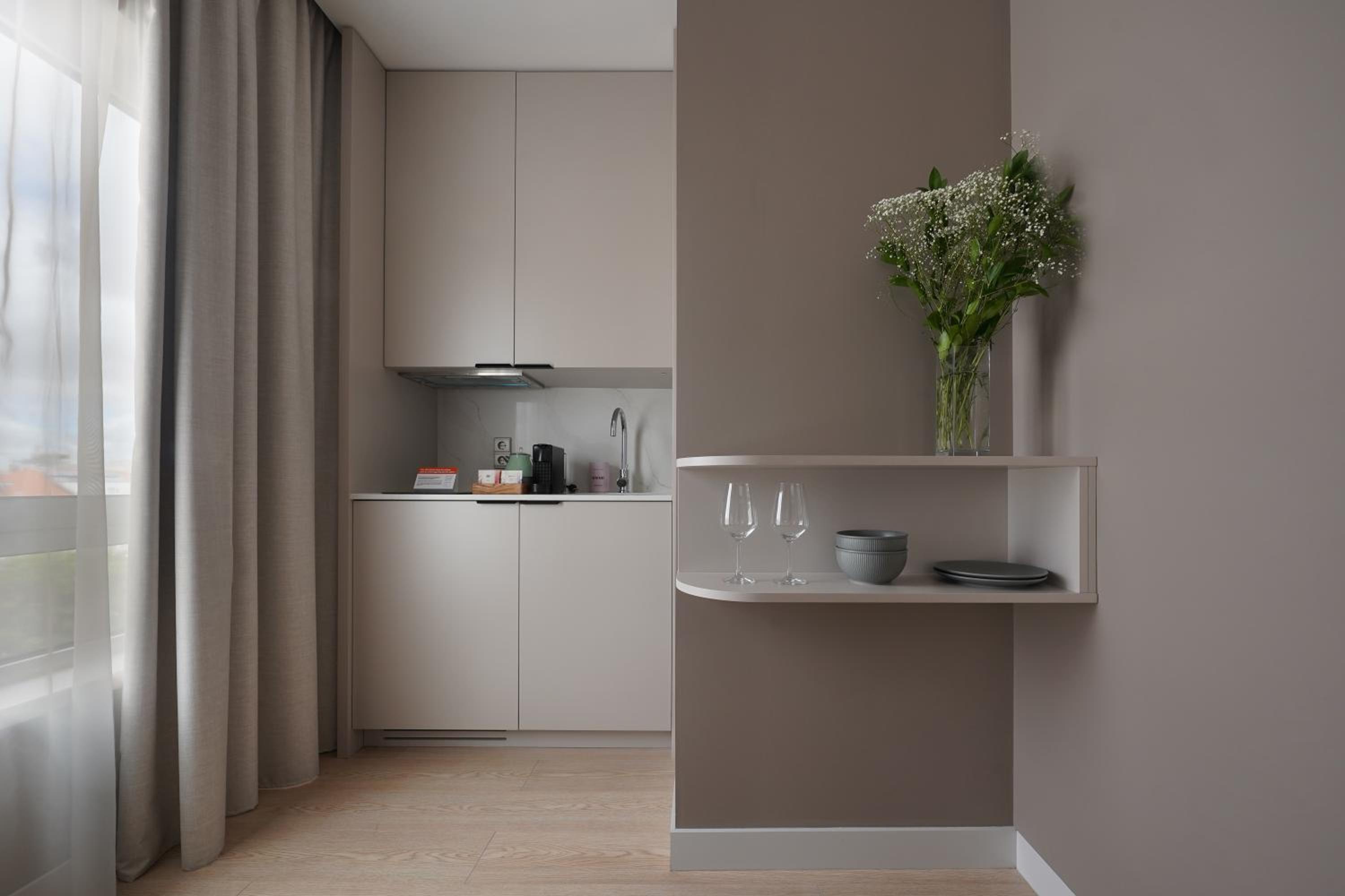 Large Studio with Kitchenette - Accessible photo 3