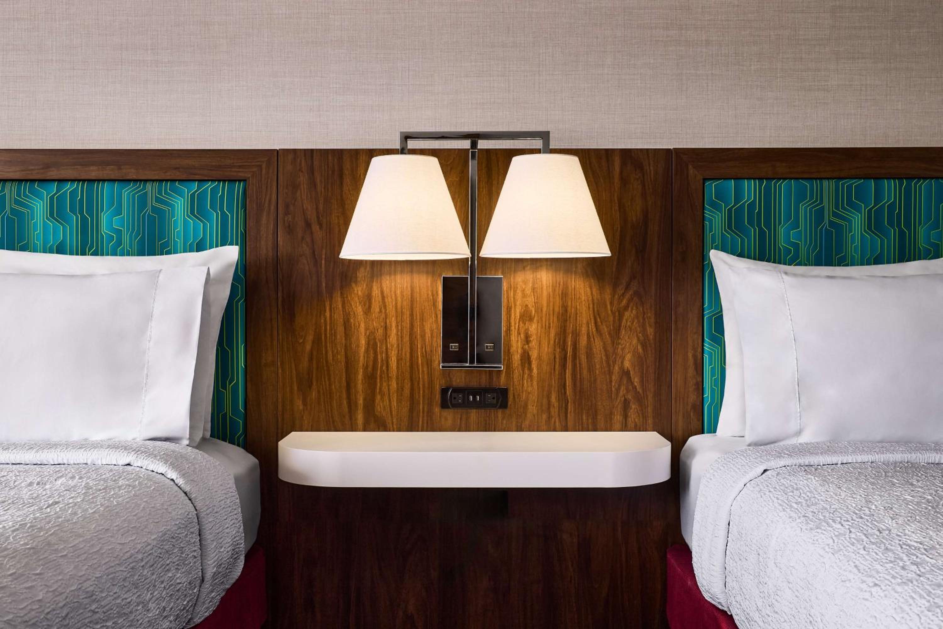 Queen Room with Two Queen Beds (4 Adults) - Photo 3