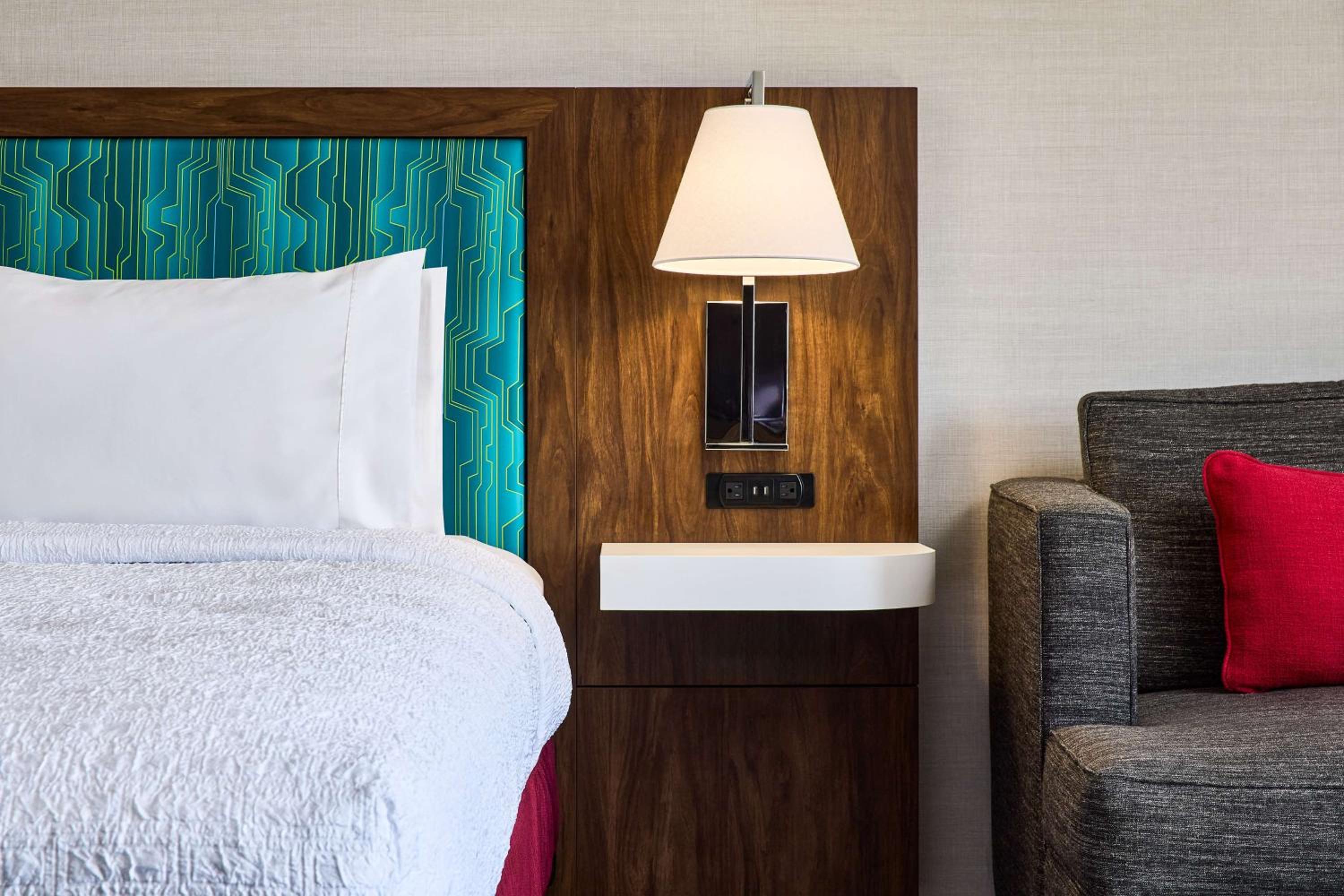 King Room with King Bed - Non-Smoking - Photo 4