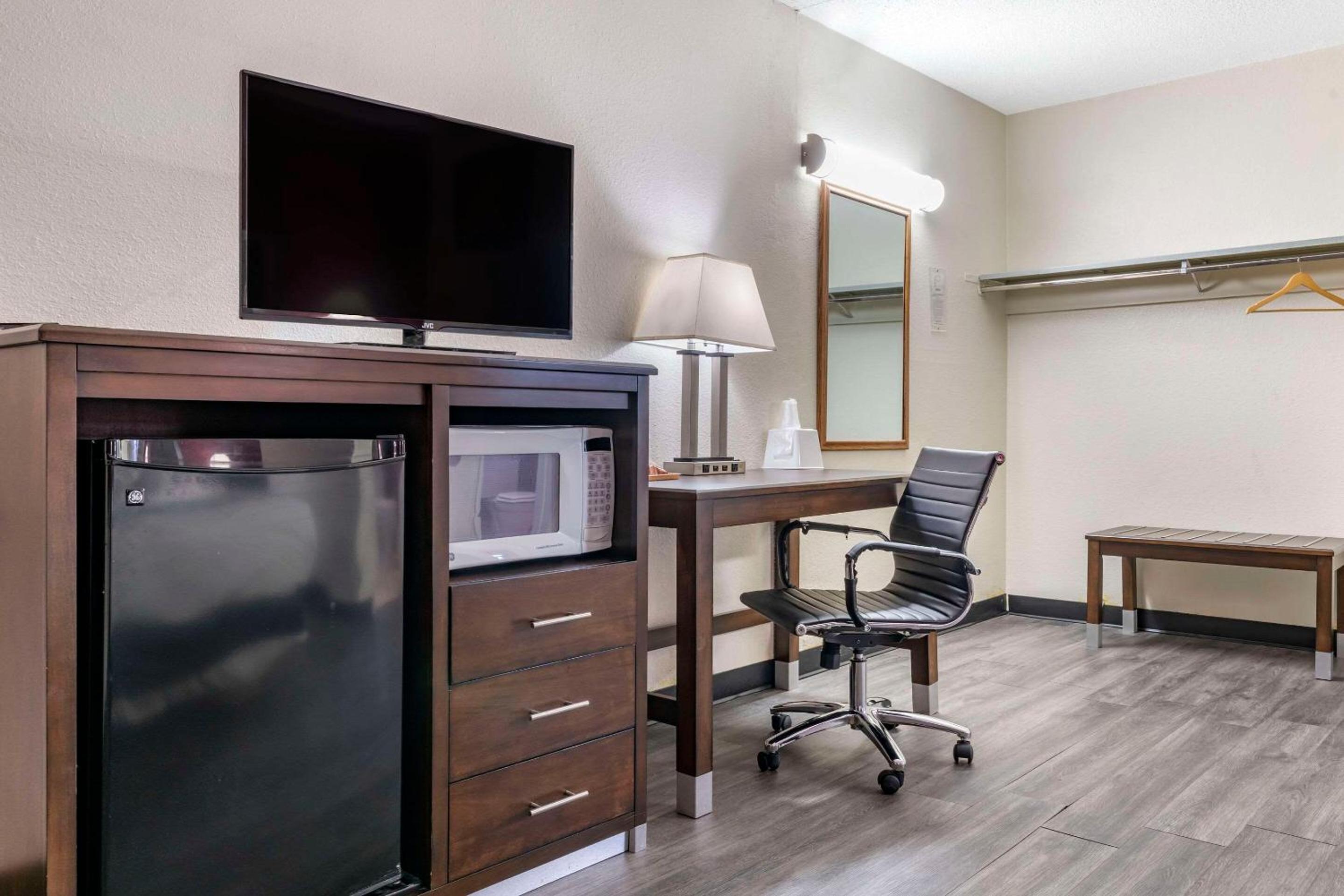 King Room - Non-Smoking - Photo 3