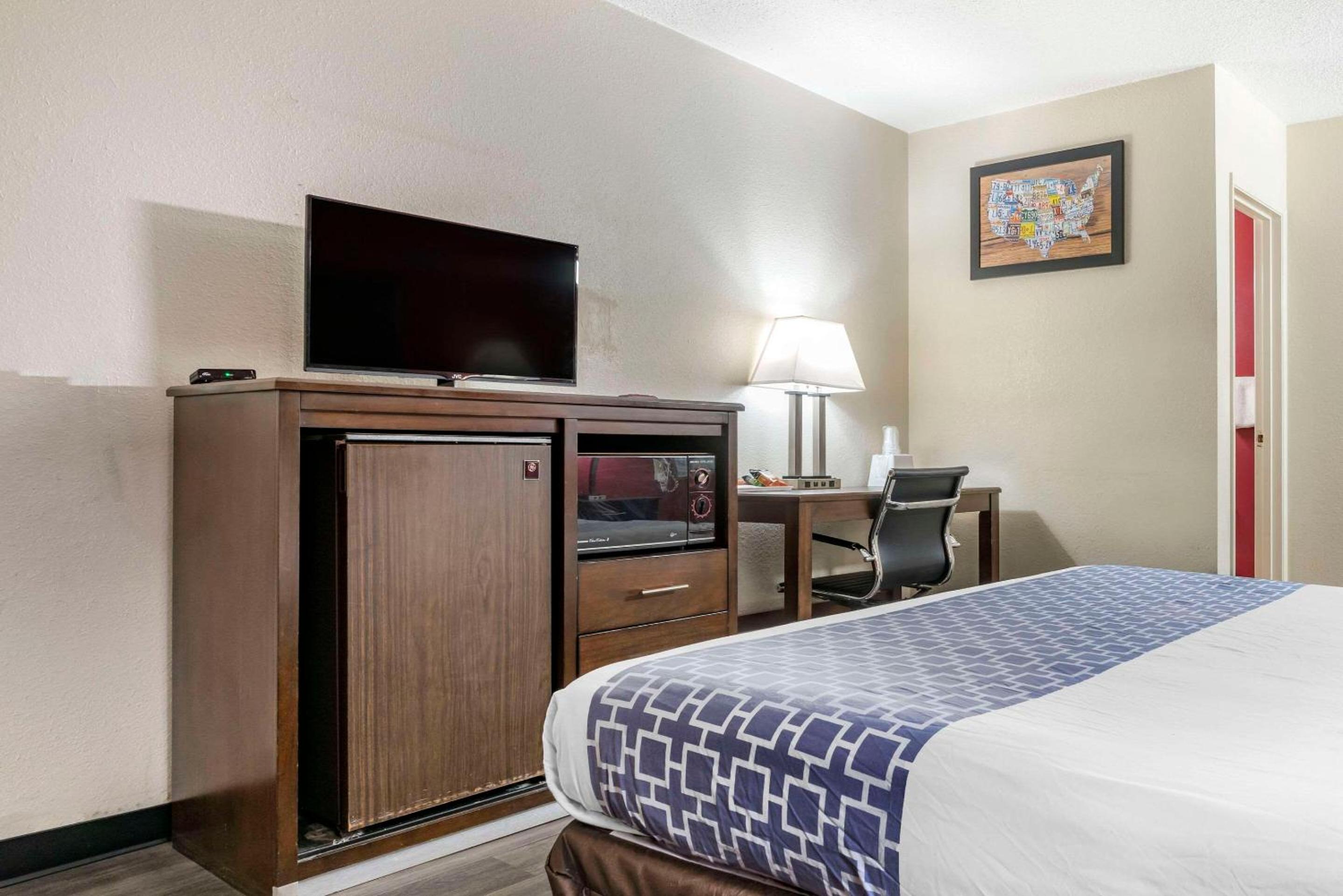 King Room - Non-Smoking - Photo 2