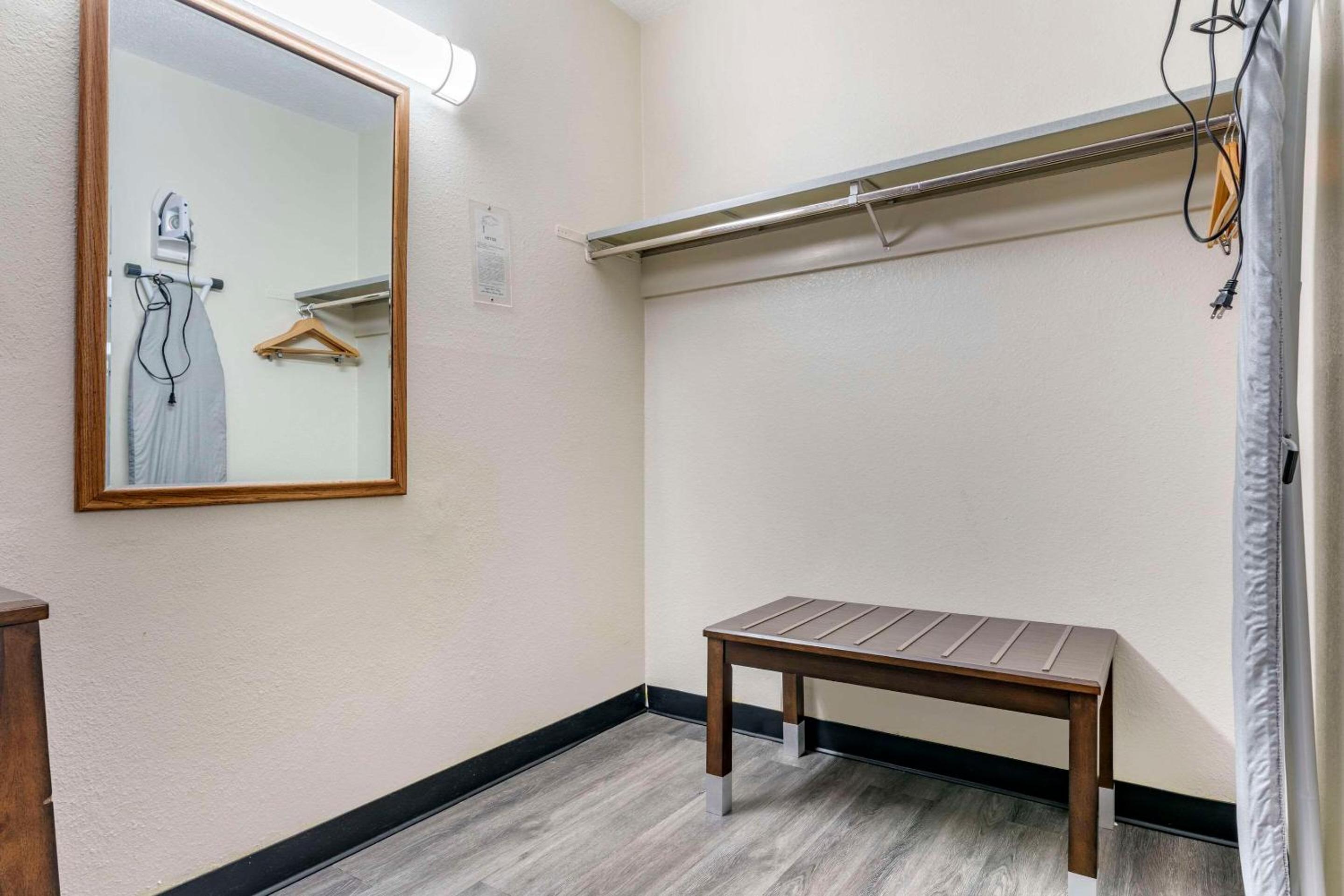 King Room - Non-Smoking - Photo 6
