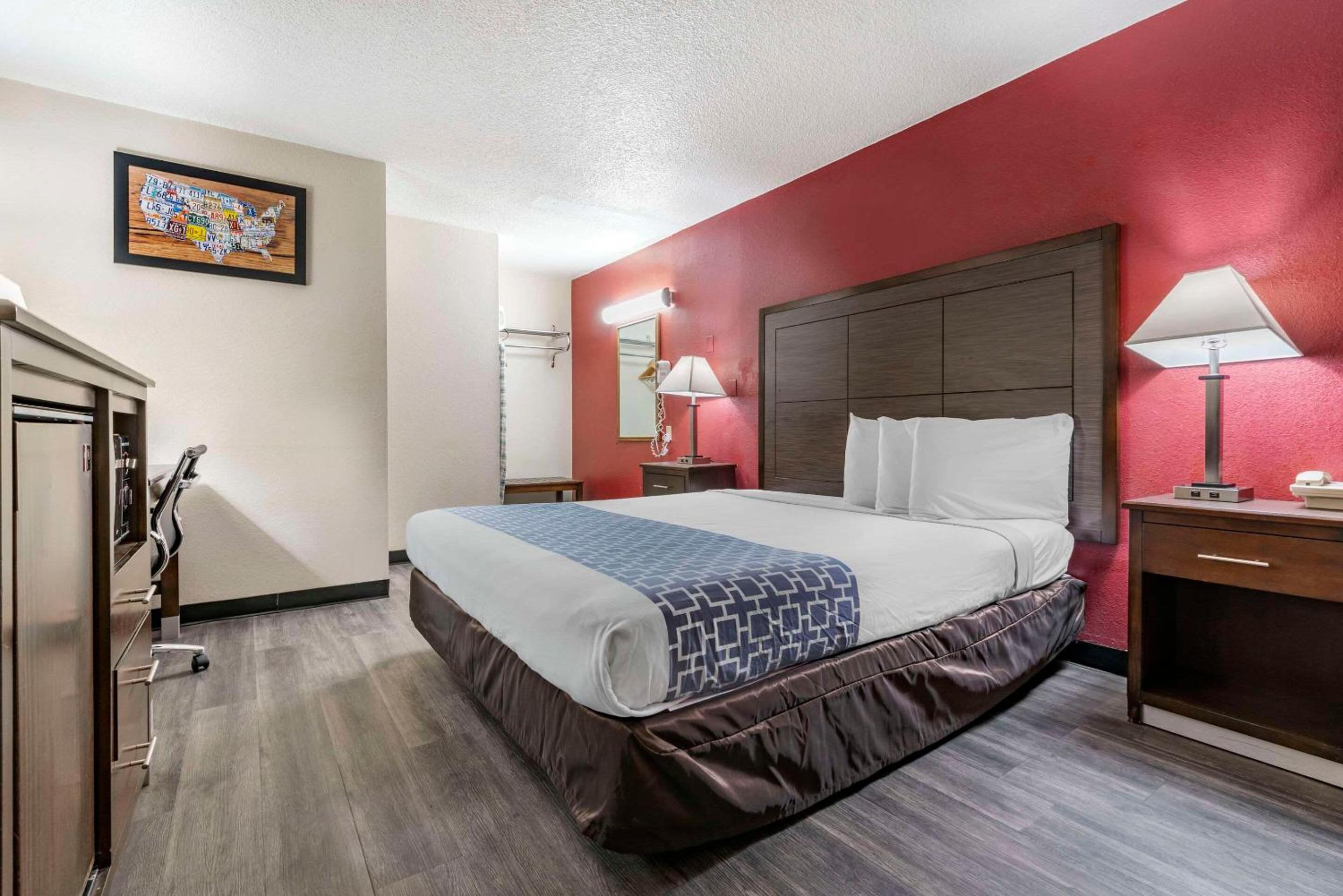 King Room - Non-Smoking - Photo 1