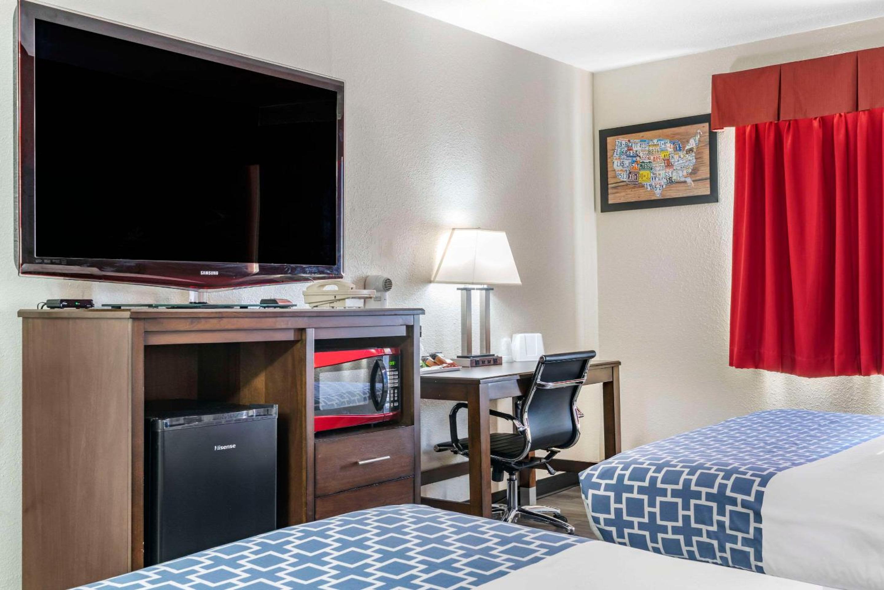 Large Queen Room with Two Queen Beds - Non-Smoking - Photo 2
