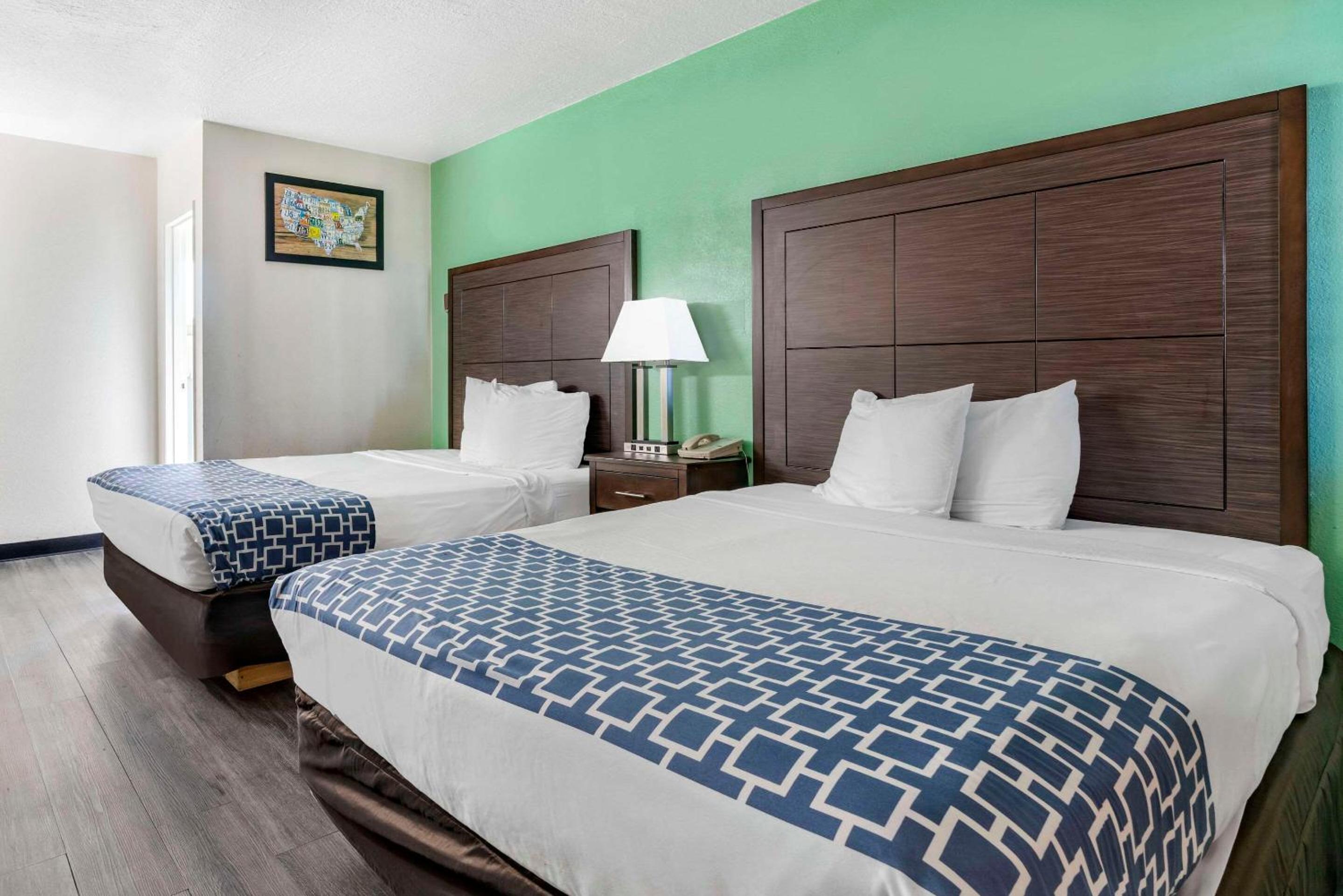 Large Queen Room with Two Queen Beds - Non-Smoking - Photo 5