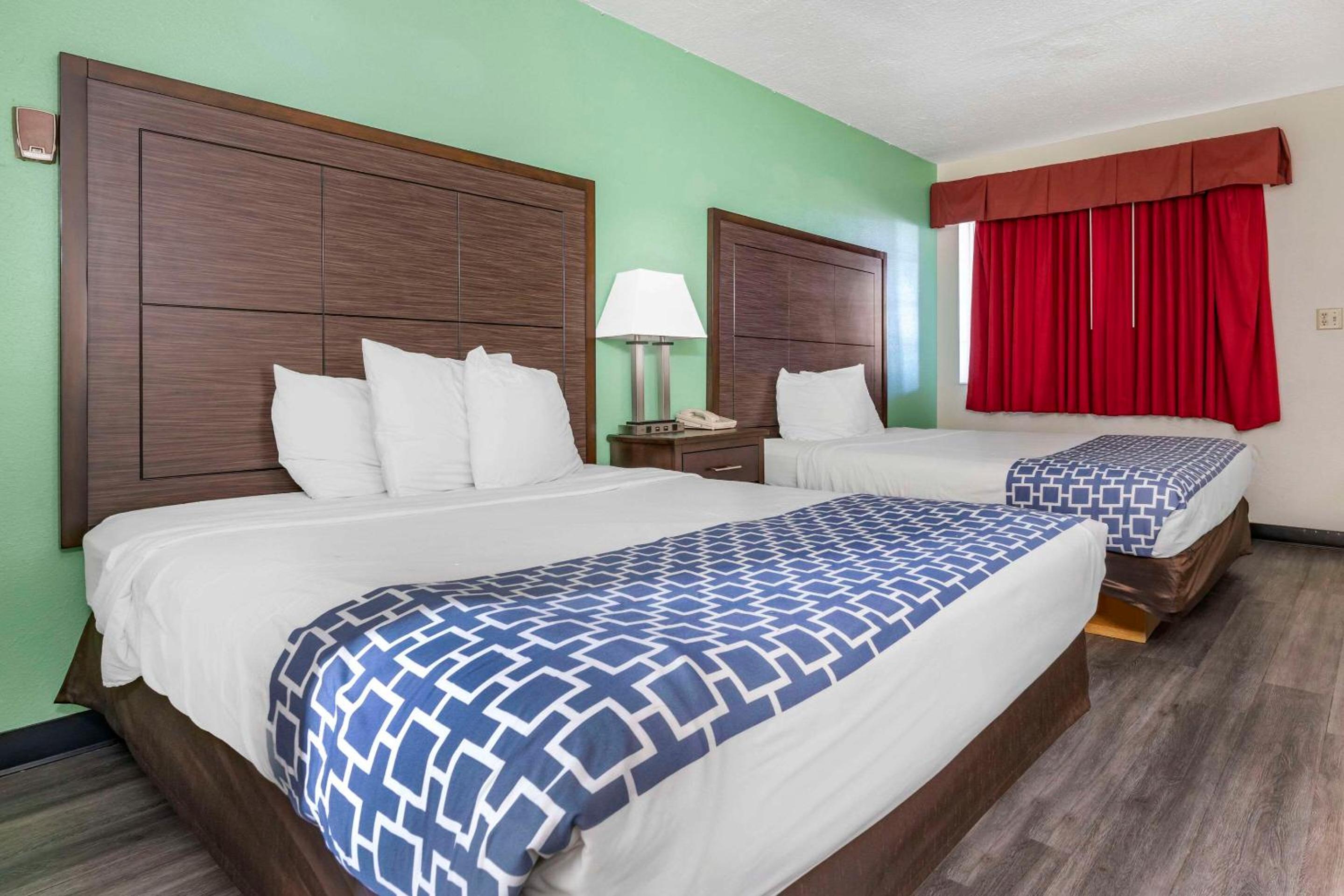 Large Queen Room with Two Queen Beds - Non-Smoking - Photo 3