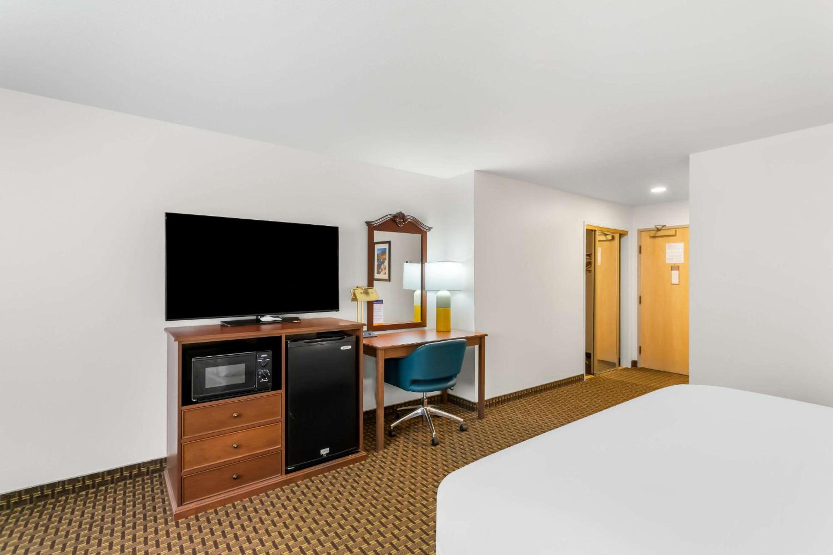 King Suite - Non Smoking - Photo 5