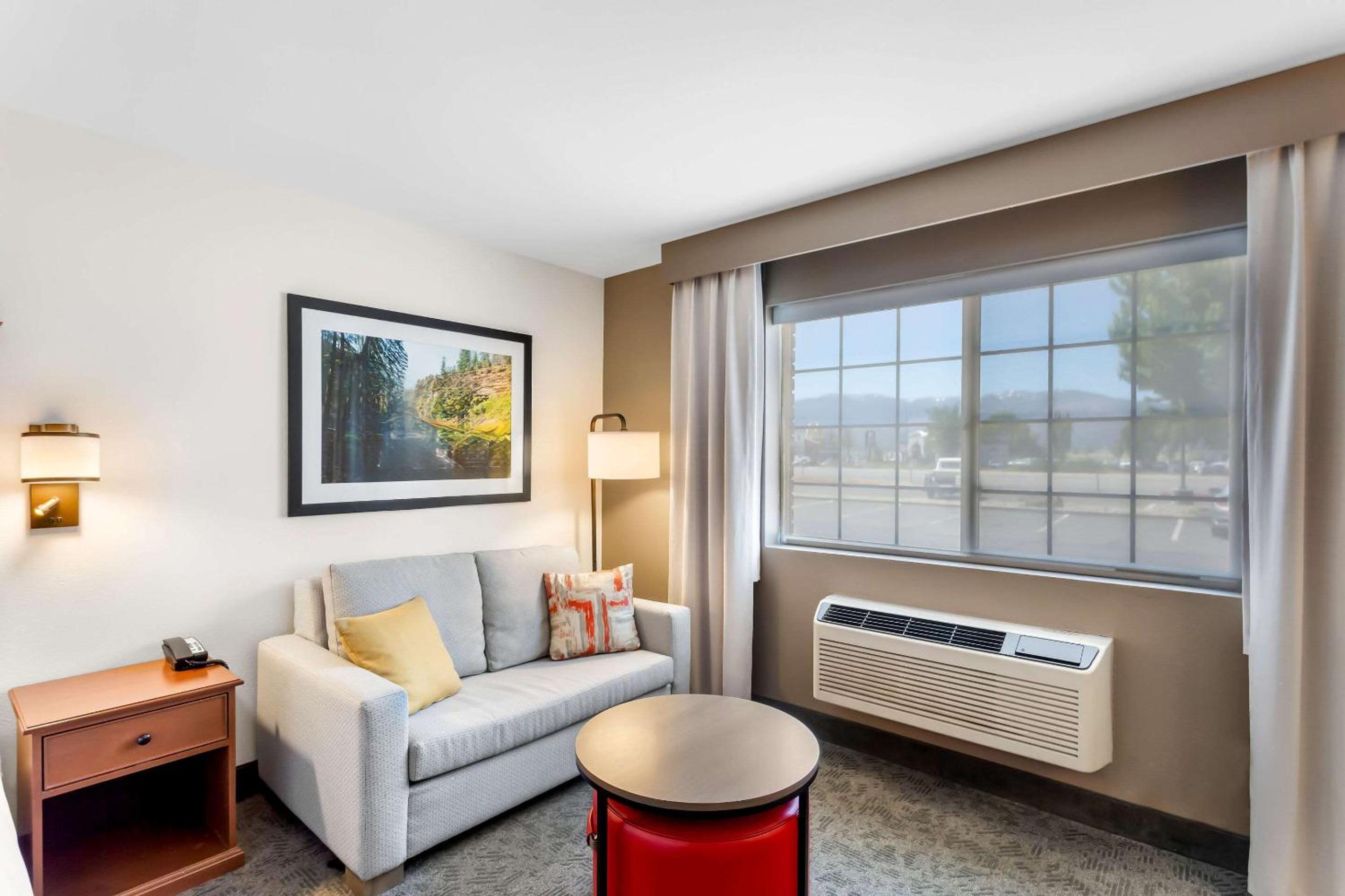King Suite with Sofa Bed - Non Smoking - Photo 2
