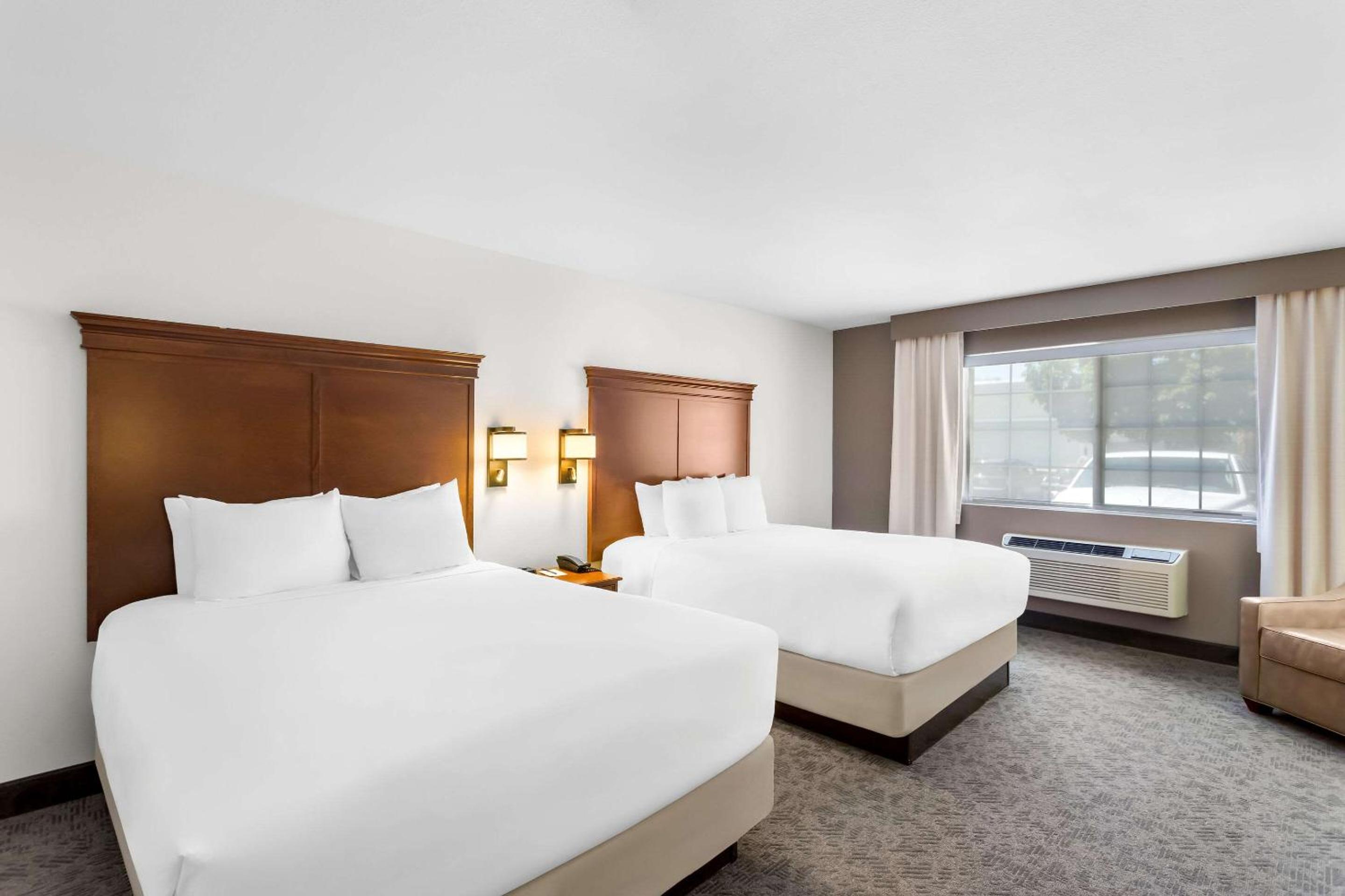 Standard Queen Room with Two Queen Beds - Non Smoking  - Photo 2