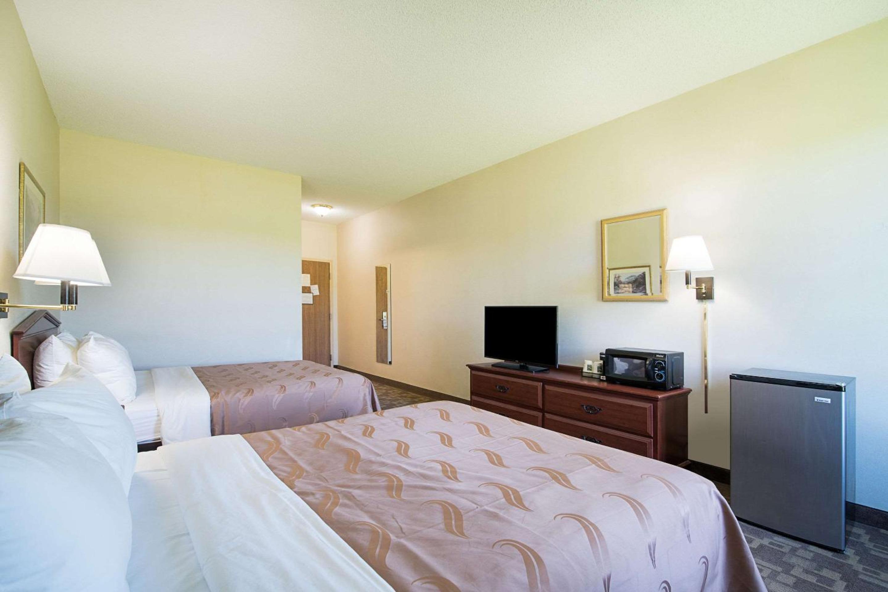 Queen Room with Two Queen Beds - Non-Smoking - Photo 2