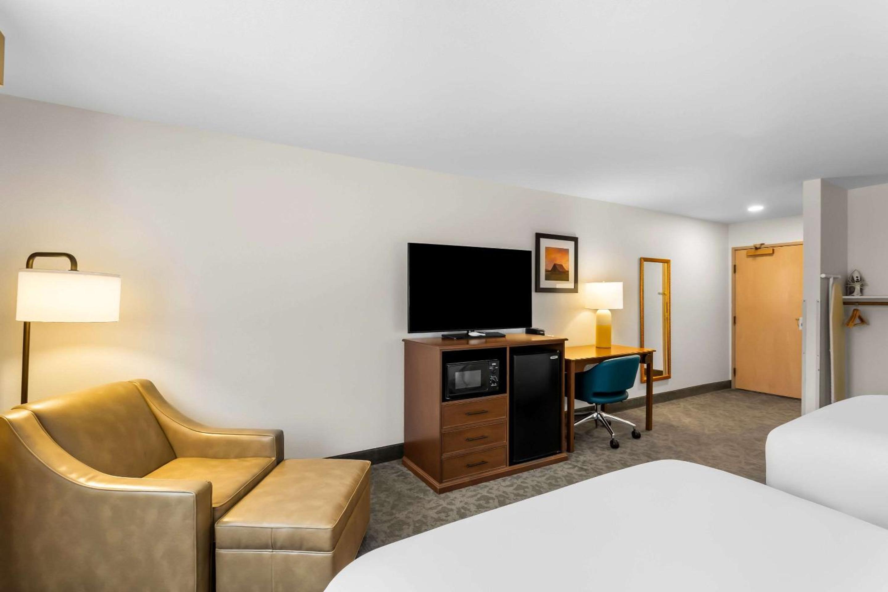 Queen Room with Two Queen Beds - Accessible/Non Smoking photo 1