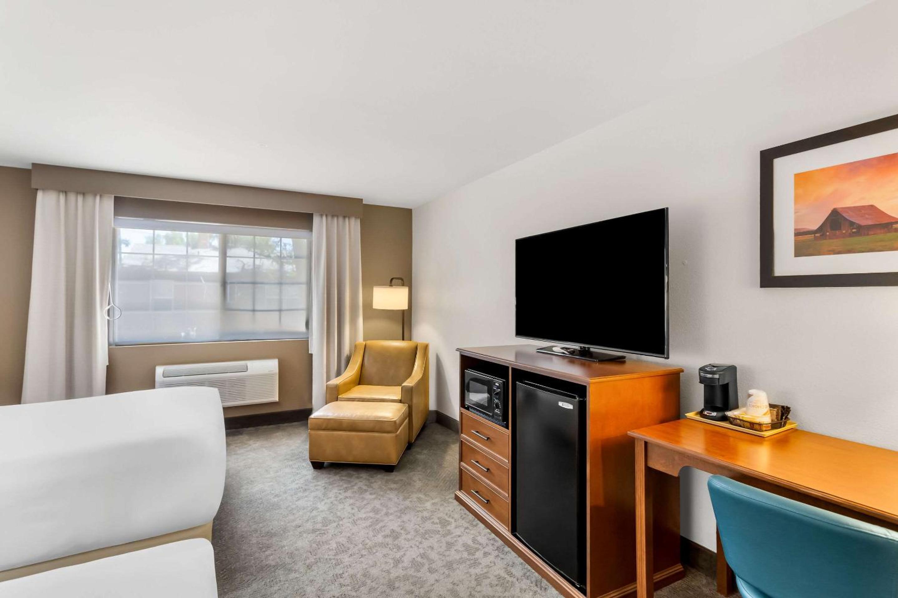 Standard Queen Room with Two Queen Beds - Non Smoking  - Photo 3