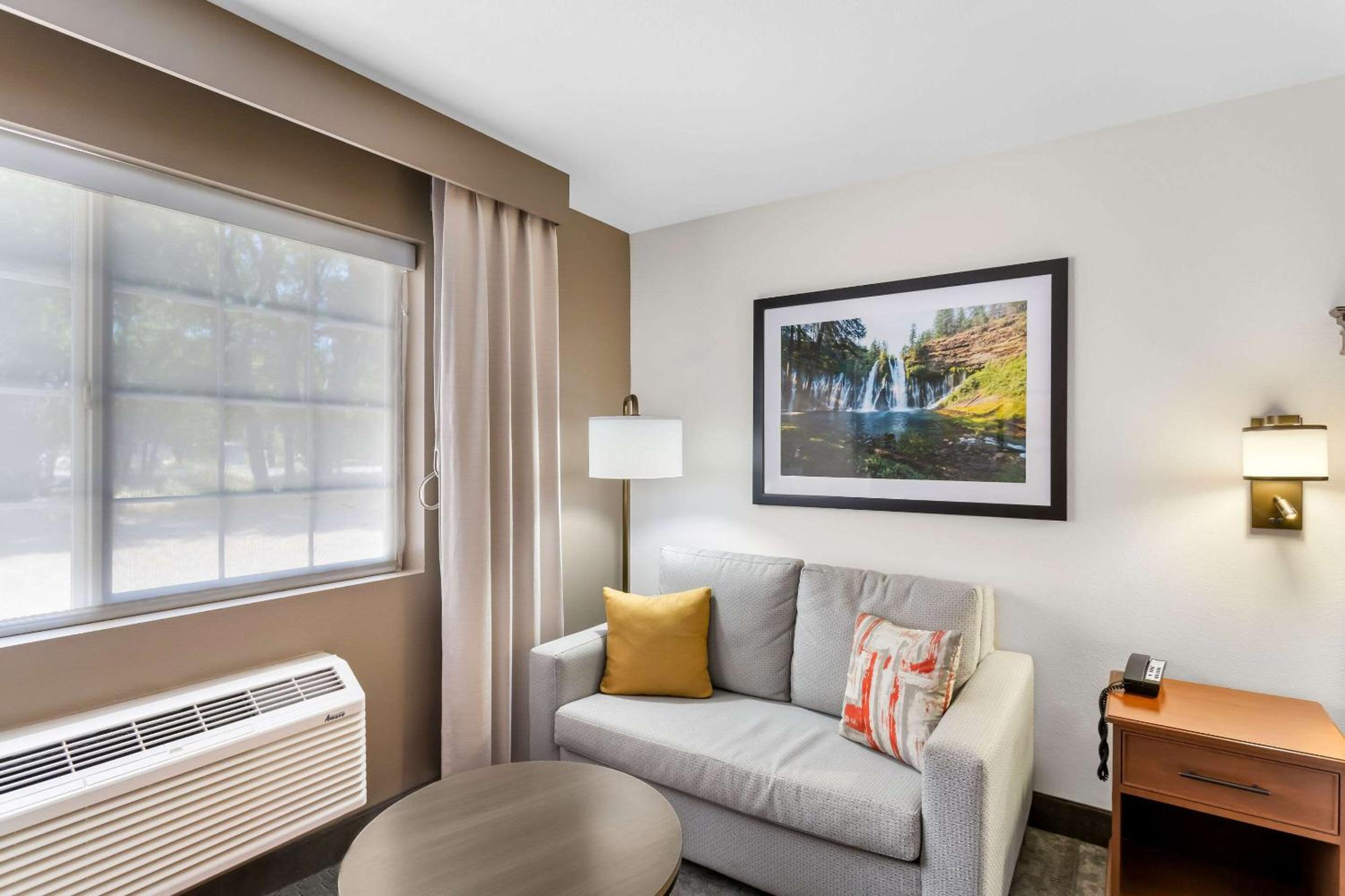 King Suite - Accessible/Non Smoking - Photo 1