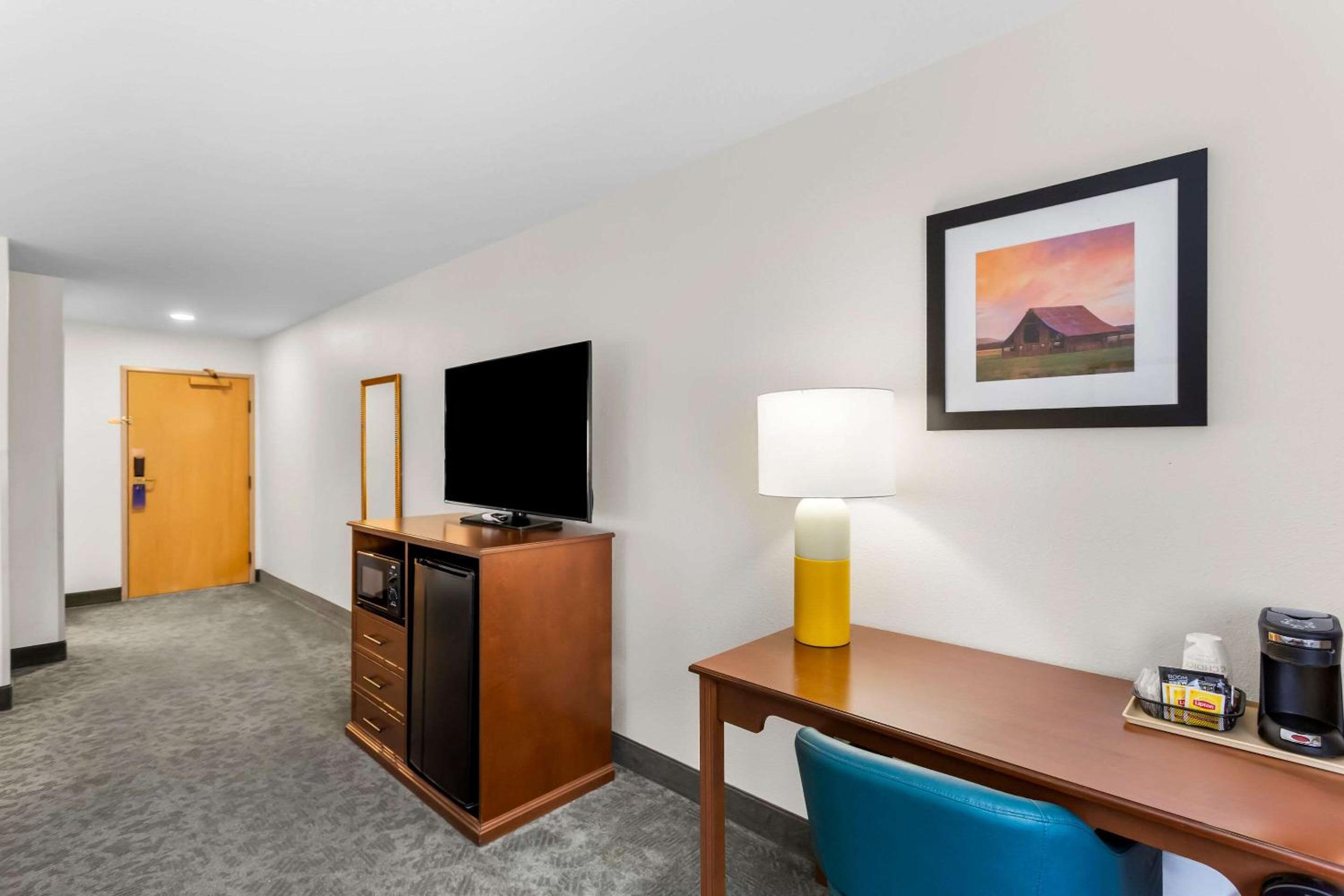King Suite - Accessible/Non Smoking - Photo 2