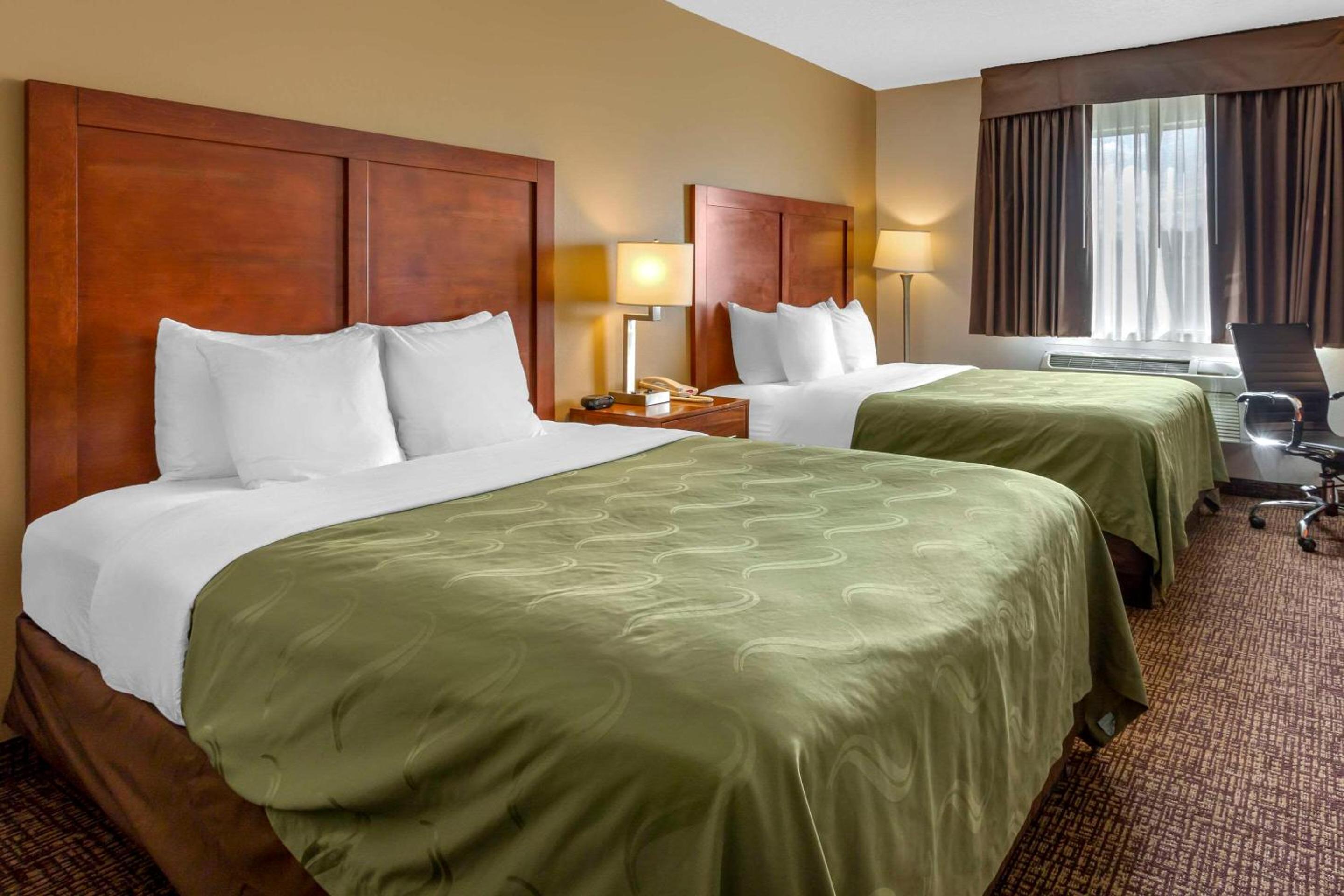 Queen Room with Two Queen Beds - Non-Smoking - Photo 4
