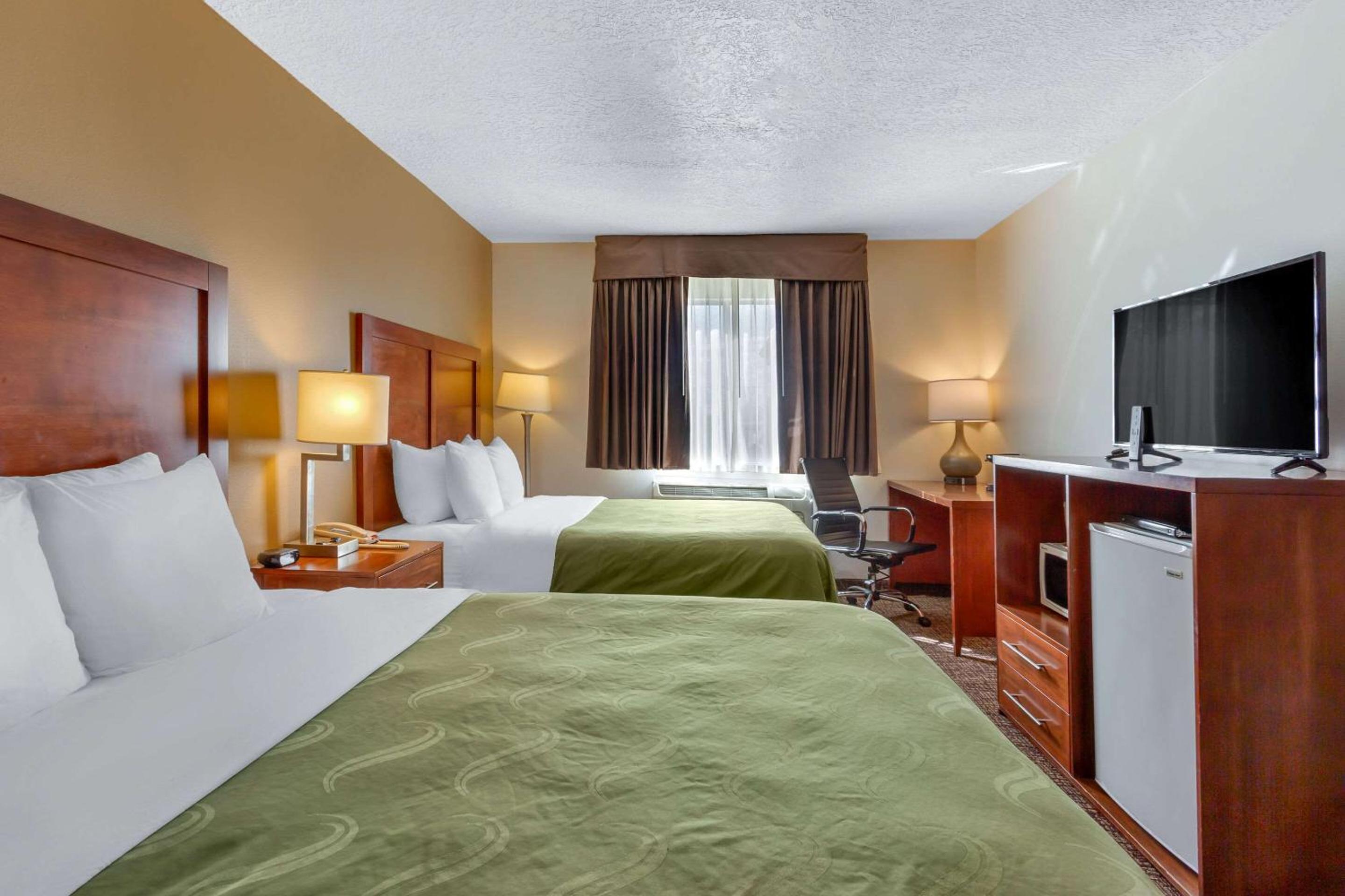 Queen Room with Two Queen Beds - Non-Smoking - Photo 3