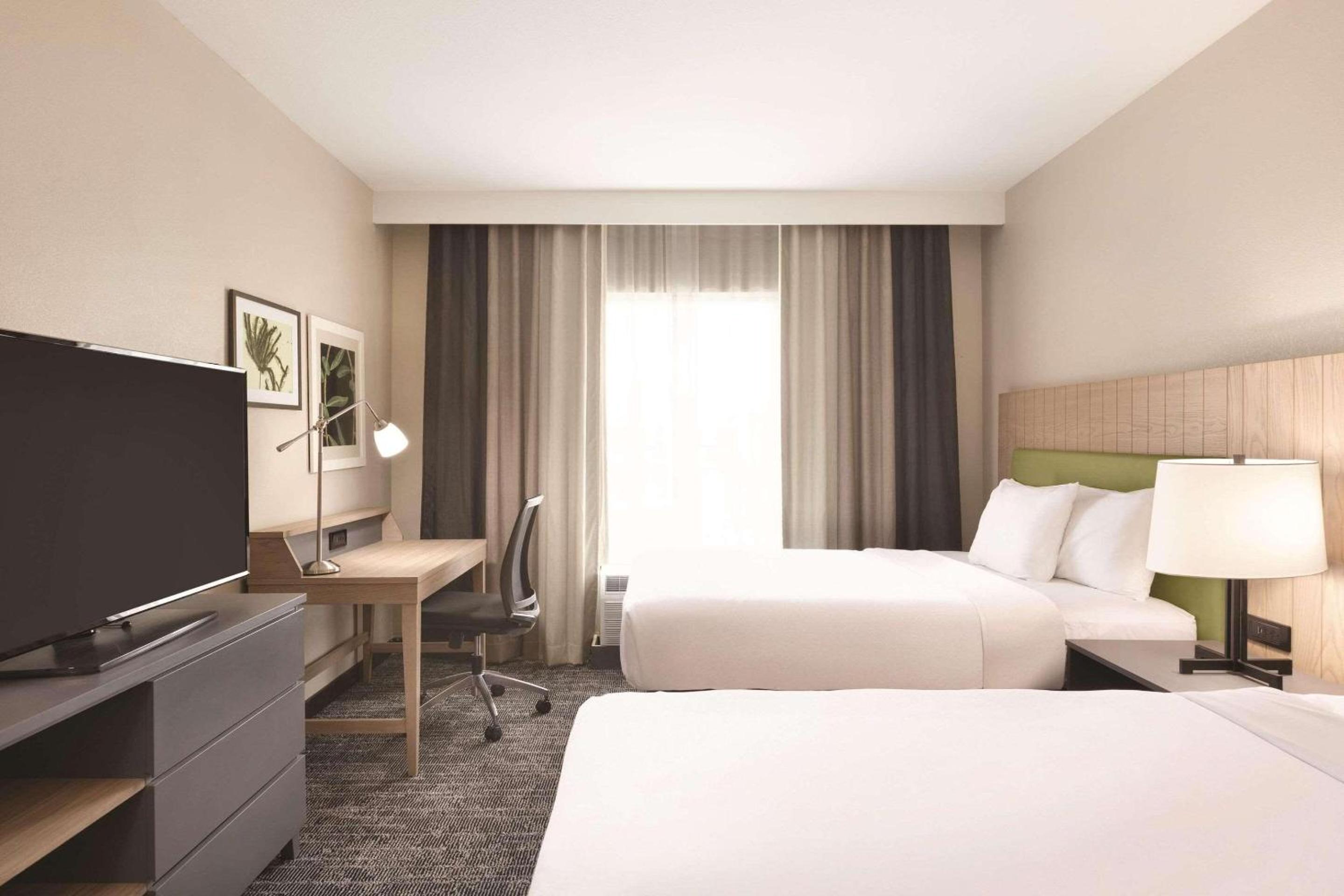 Queen Room with Two Queen Beds - Non-Smoking photo 2