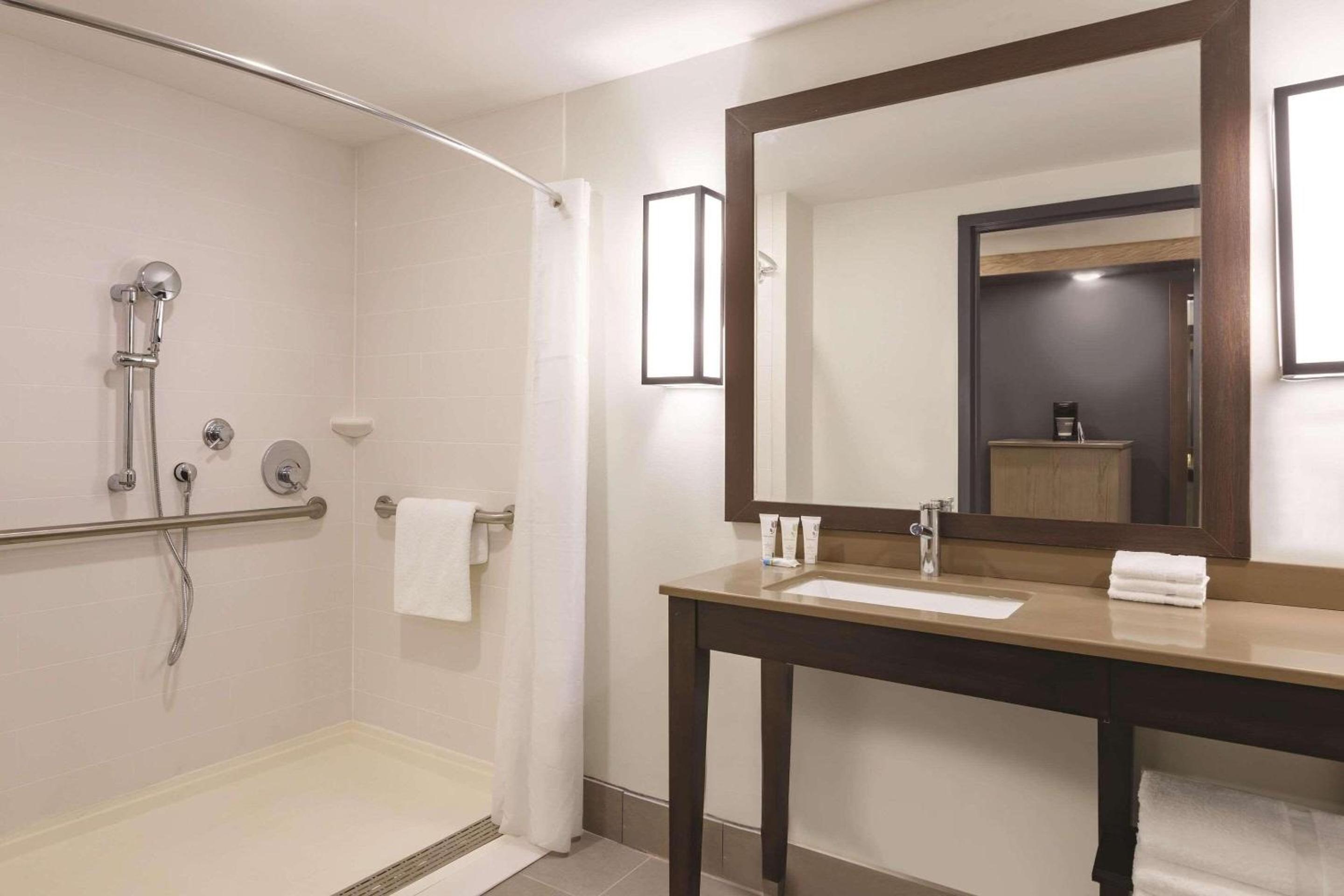 King Room - Disability Access/Non-Smoking photo 3