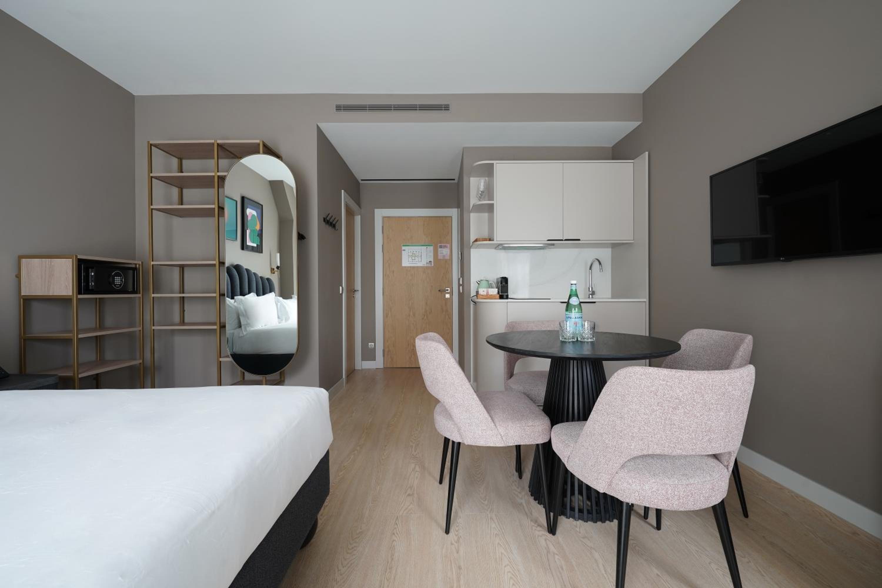 Large Studio with Kitchenette and Terrace photo 1