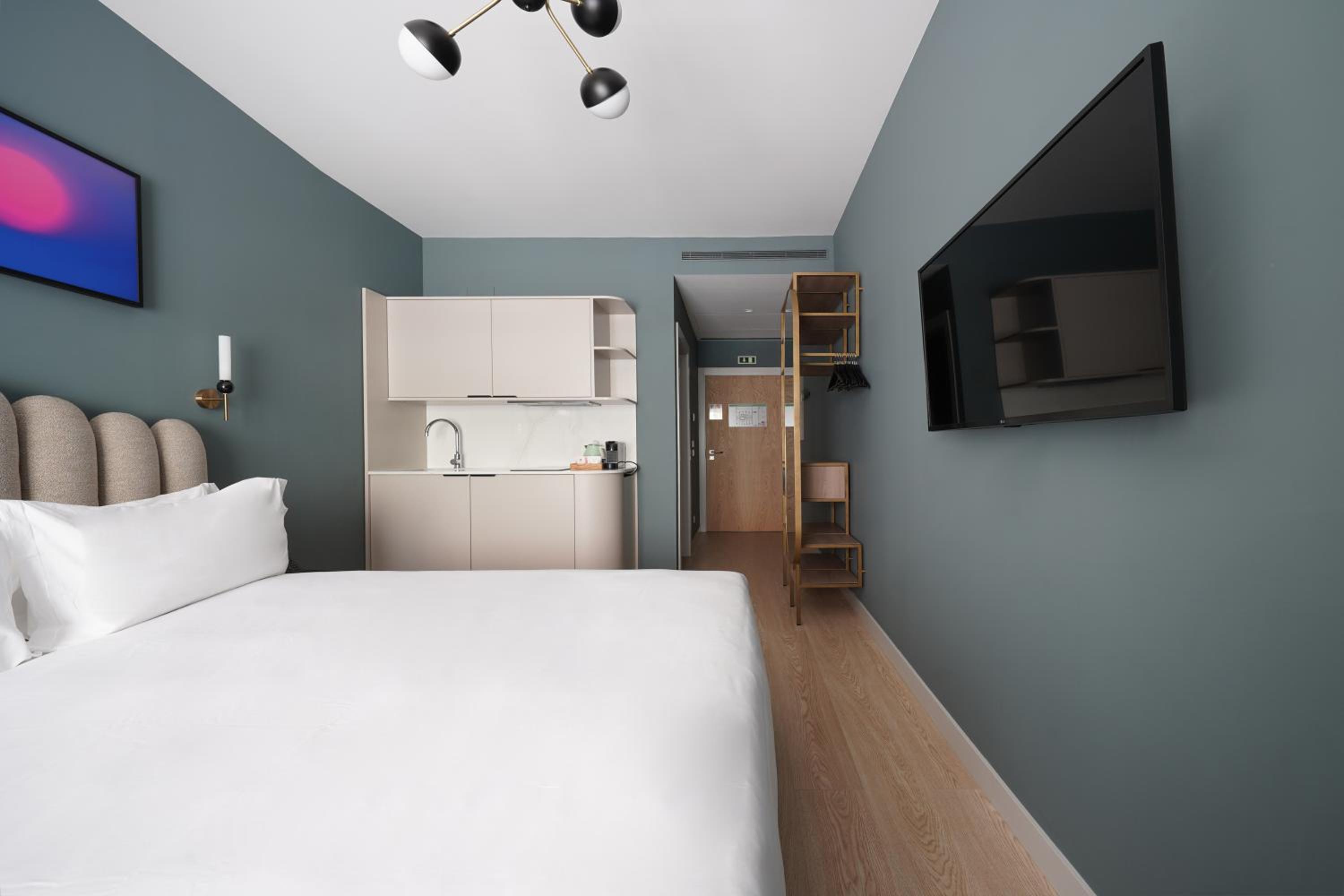 Large Studio with Kitchenette photo 2