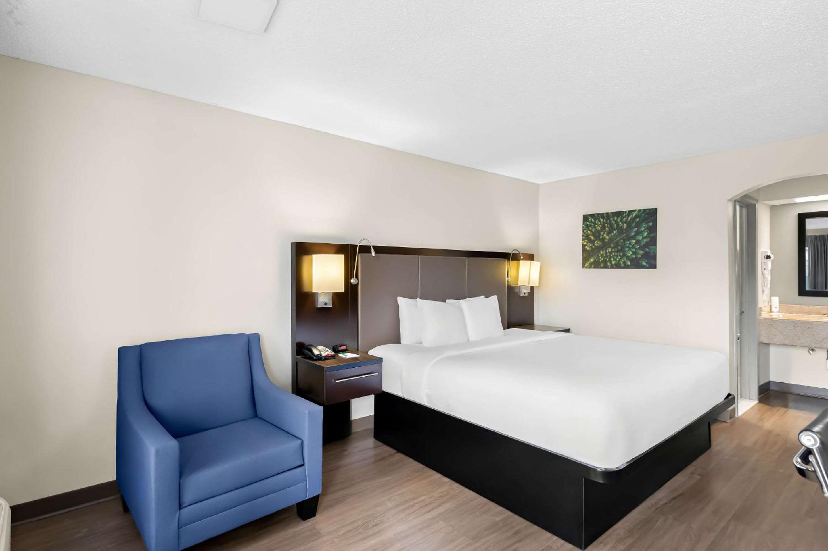 King Room - Non-Smoking - Photo 1