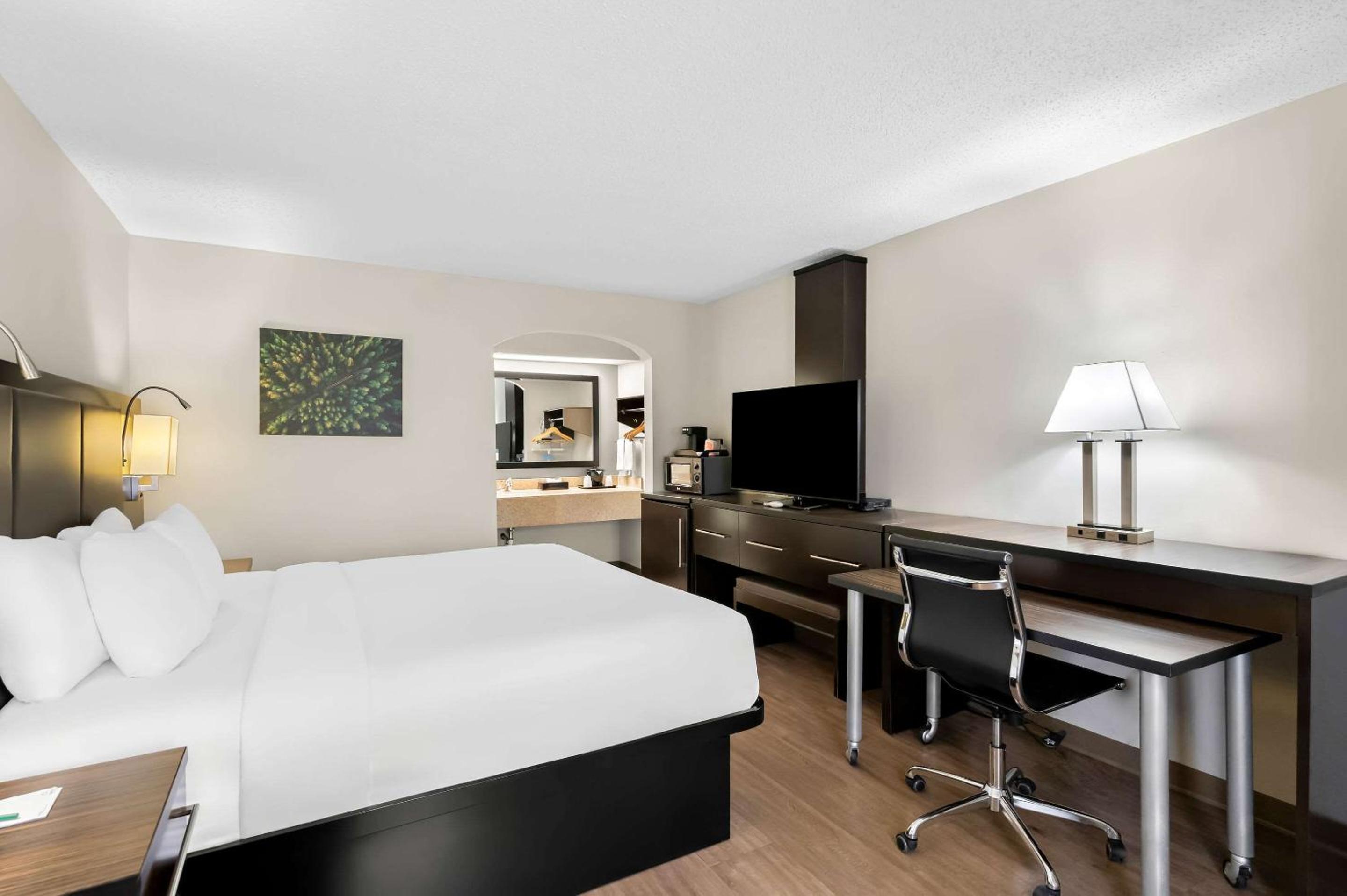 King Room - Non-Smoking - Photo 2