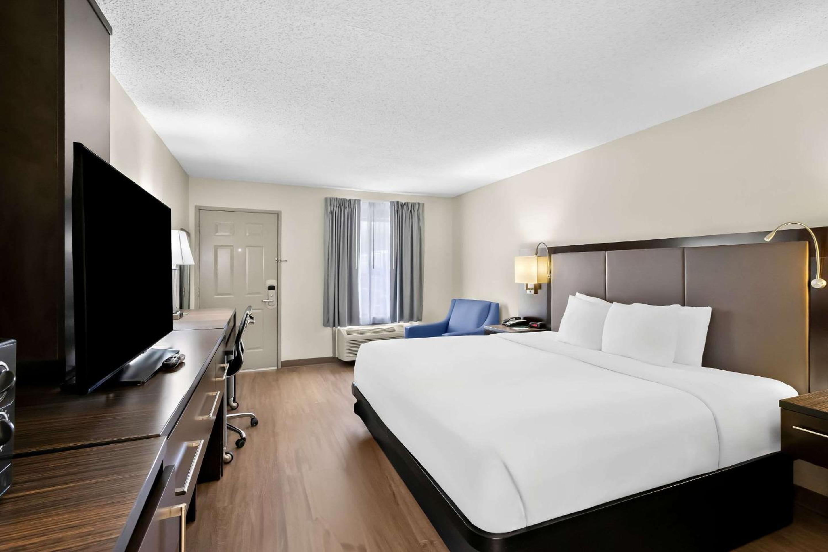 King Room - Non-Smoking - Photo 3