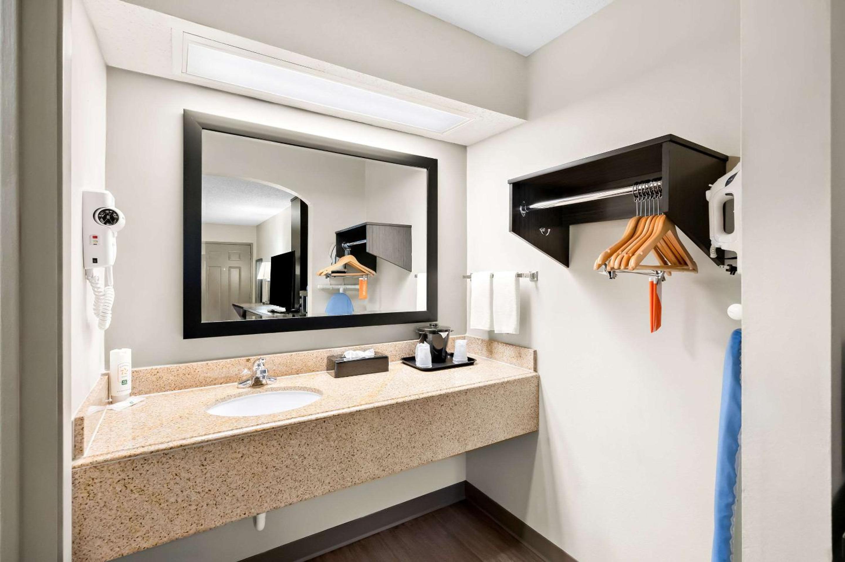 Large King Suite - Non Smoking - Photo 1