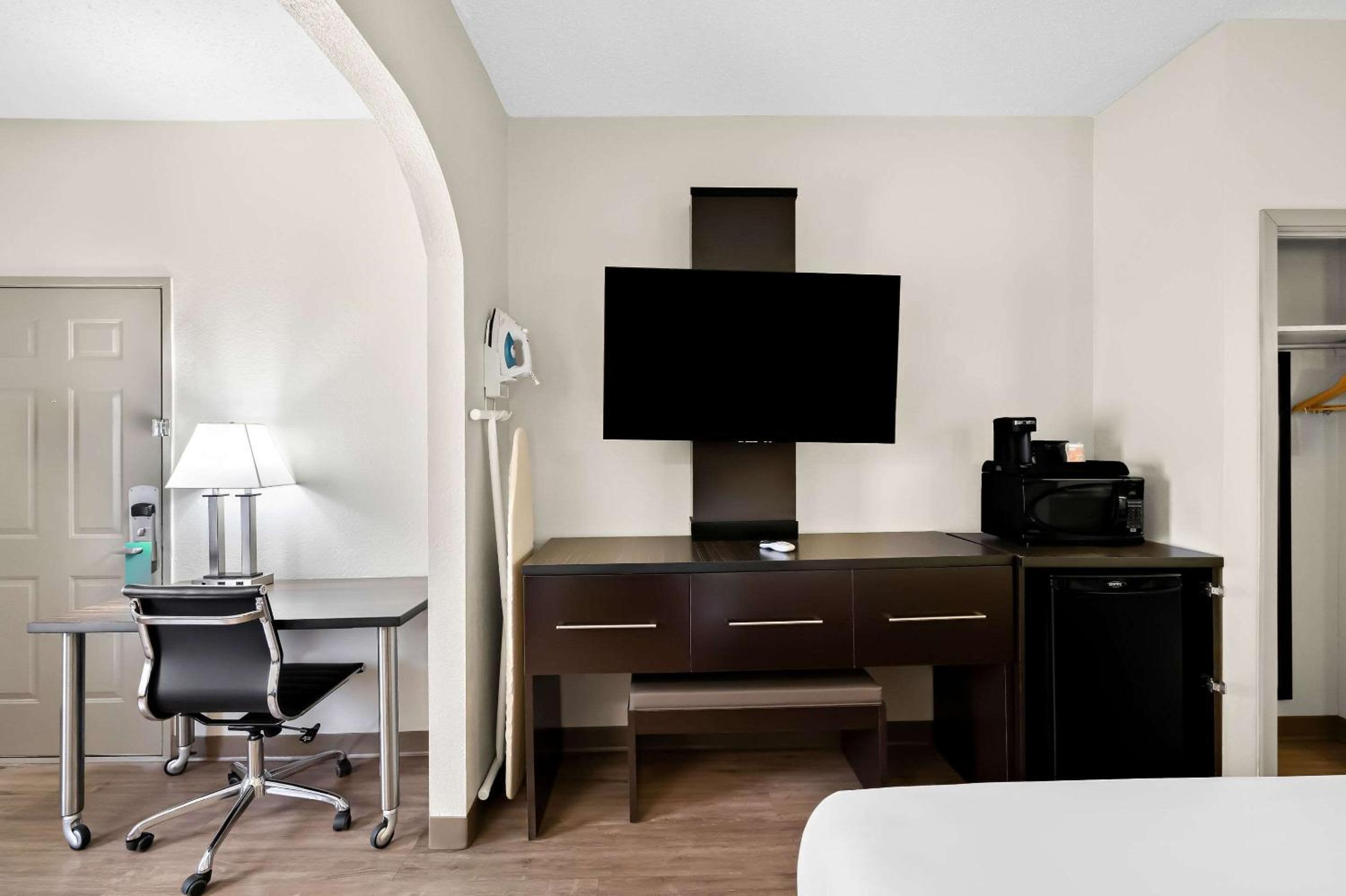 Large King Suite - Non Smoking - Photo 3