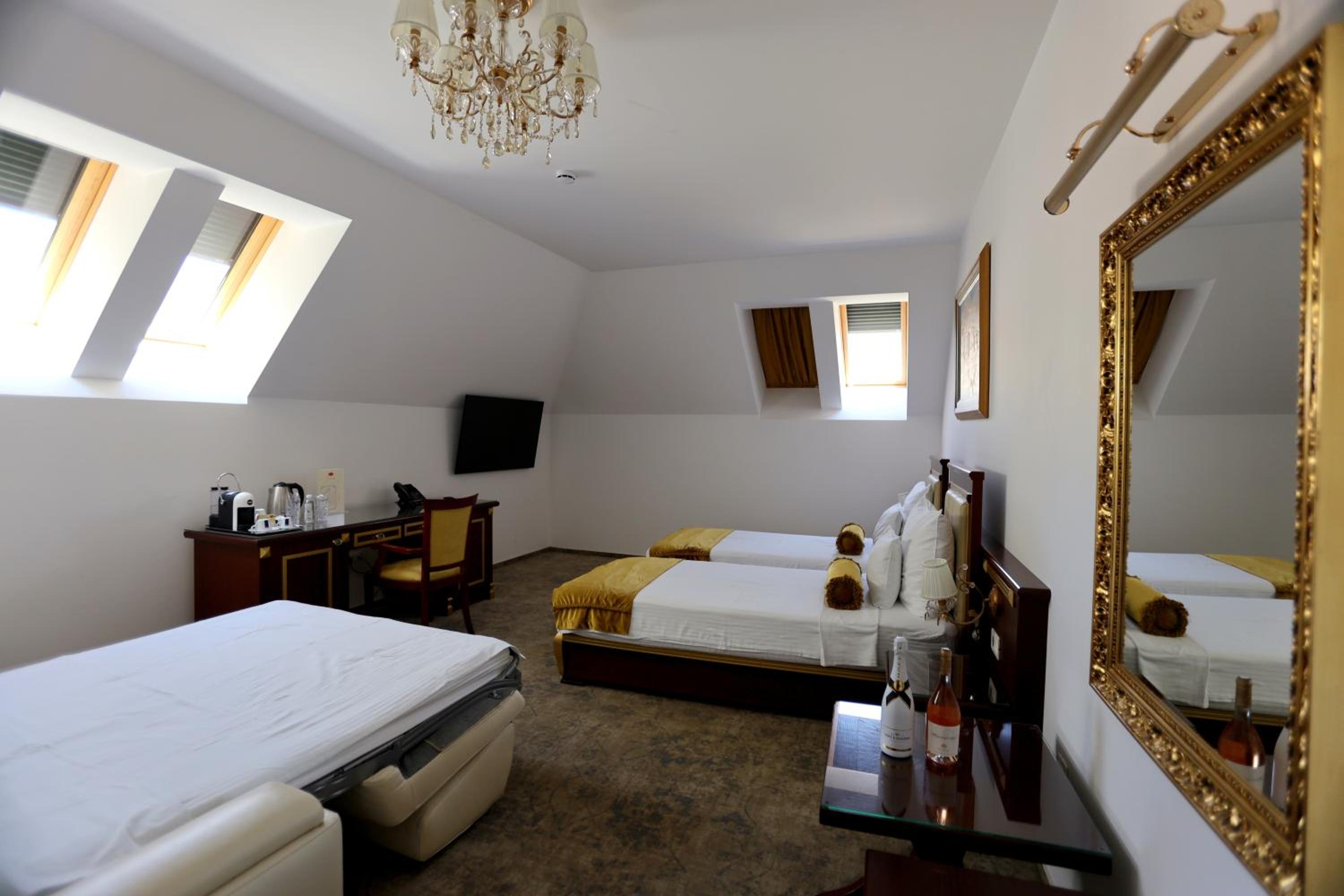 Superior Double or Twin Room - Photo 5