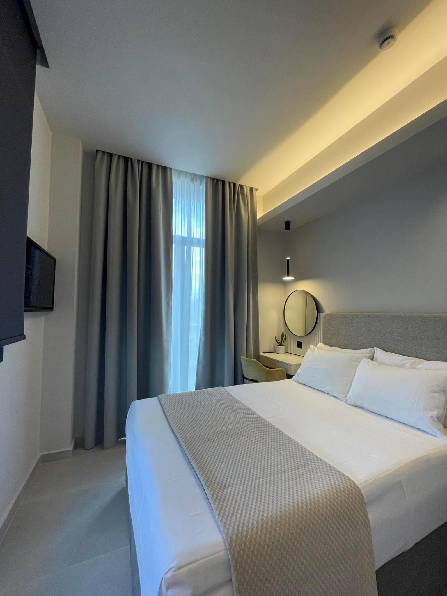 Standard Double Room - Photo 11