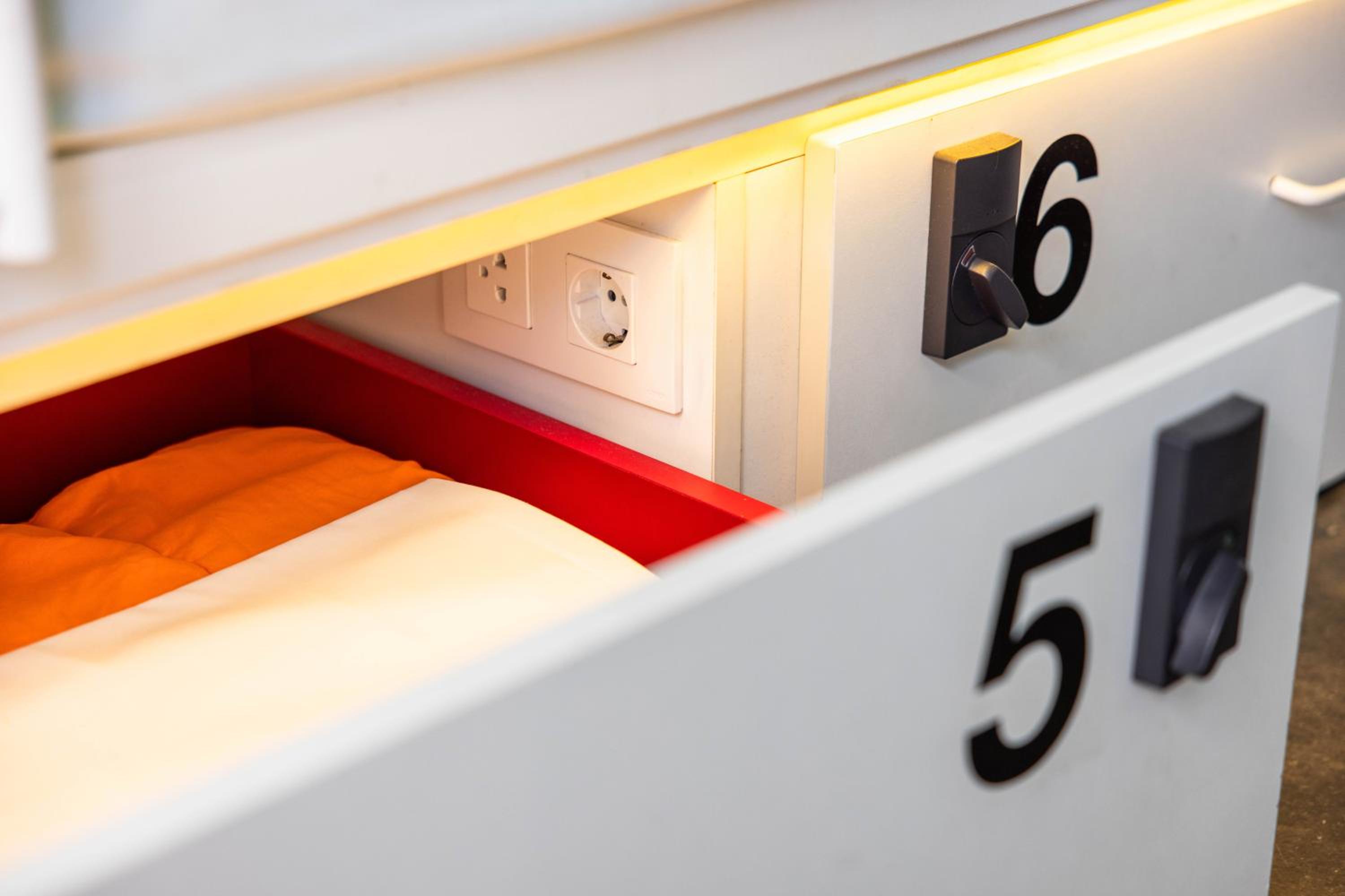 Bed in 8-Bed Dormitory Room photo 3