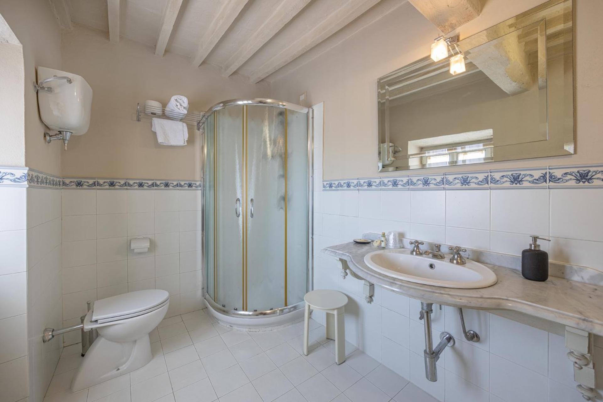 Suite with Balcony - Photo 6