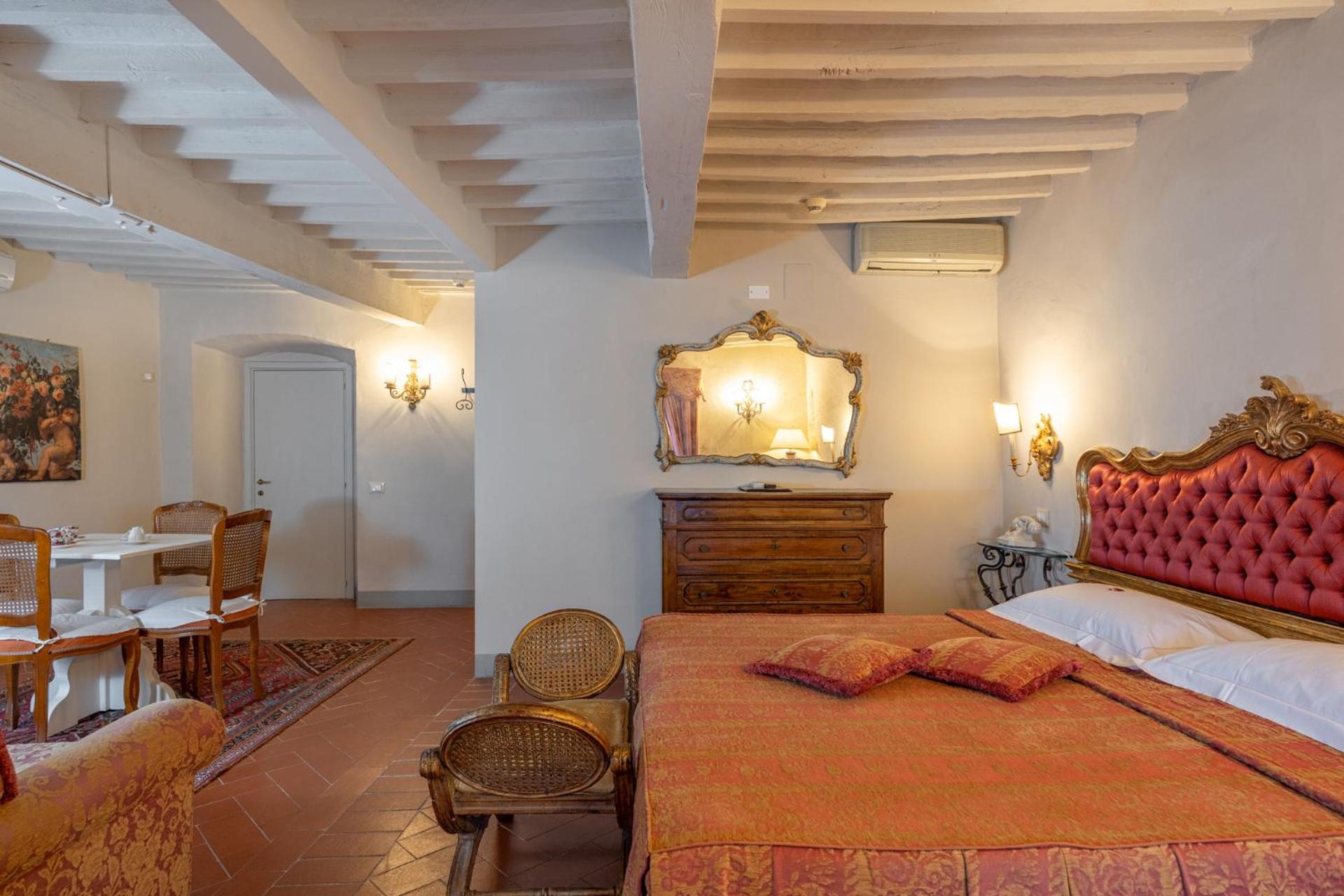 Suite with Balcony - Photo 7
