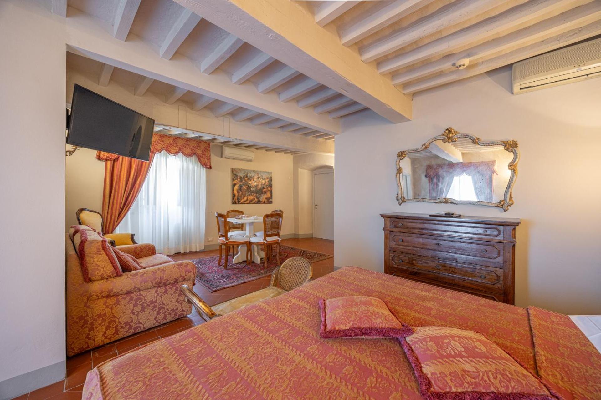 Suite with Balcony - Photo 8