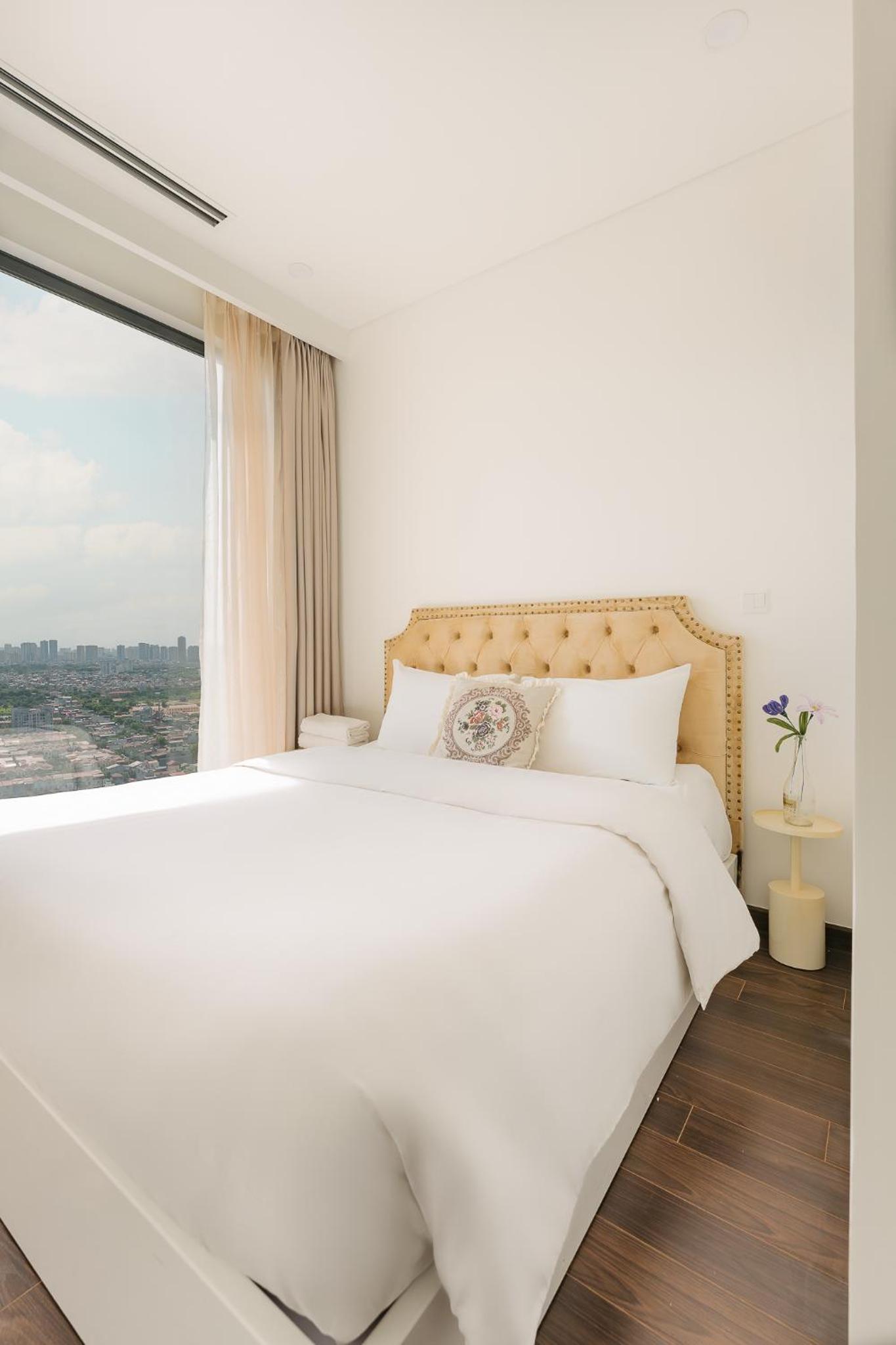 Two-Bedroom Apartment with Balcony - Photo 4
