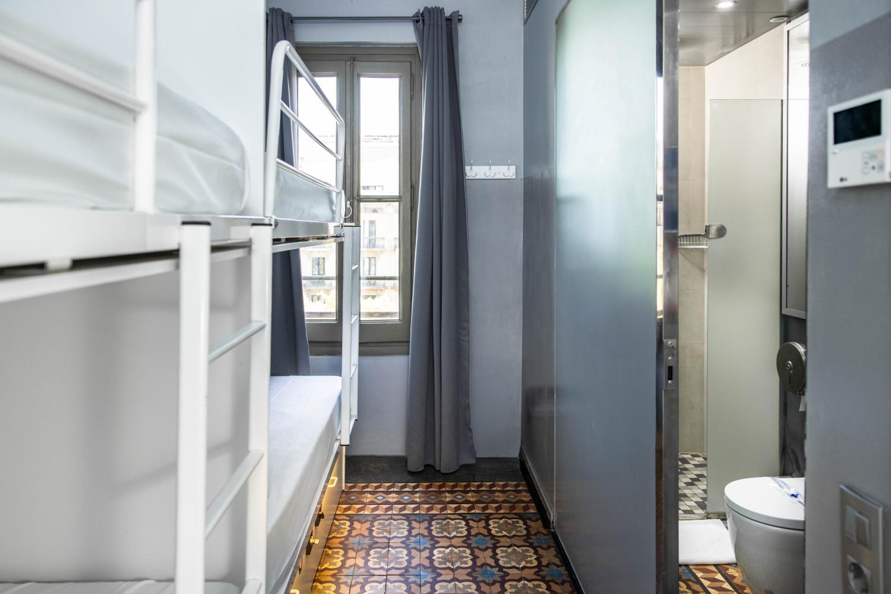 Quadruple Room with Private Bathroom photo 3