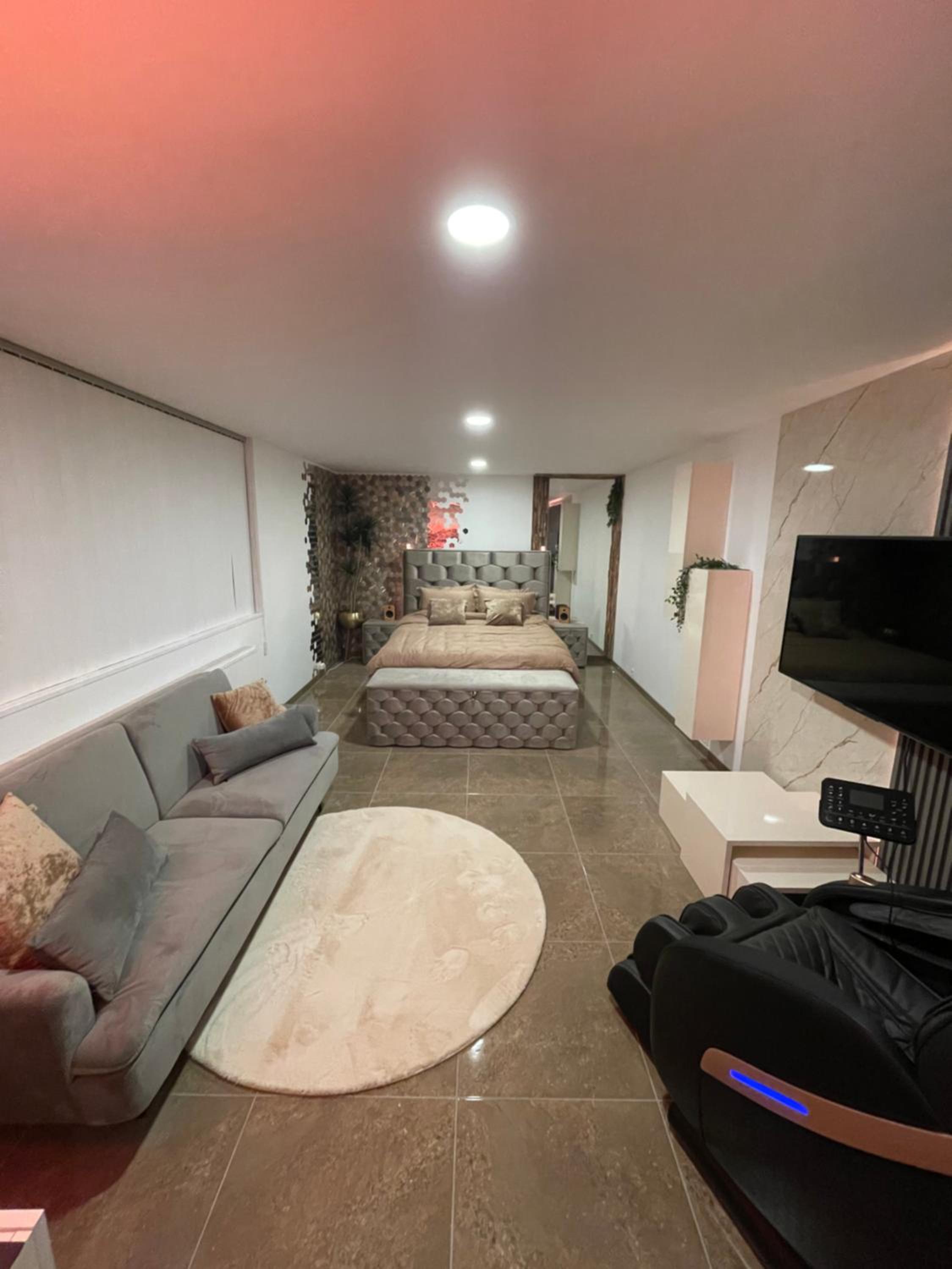 Double Room with Private Bathroom S4