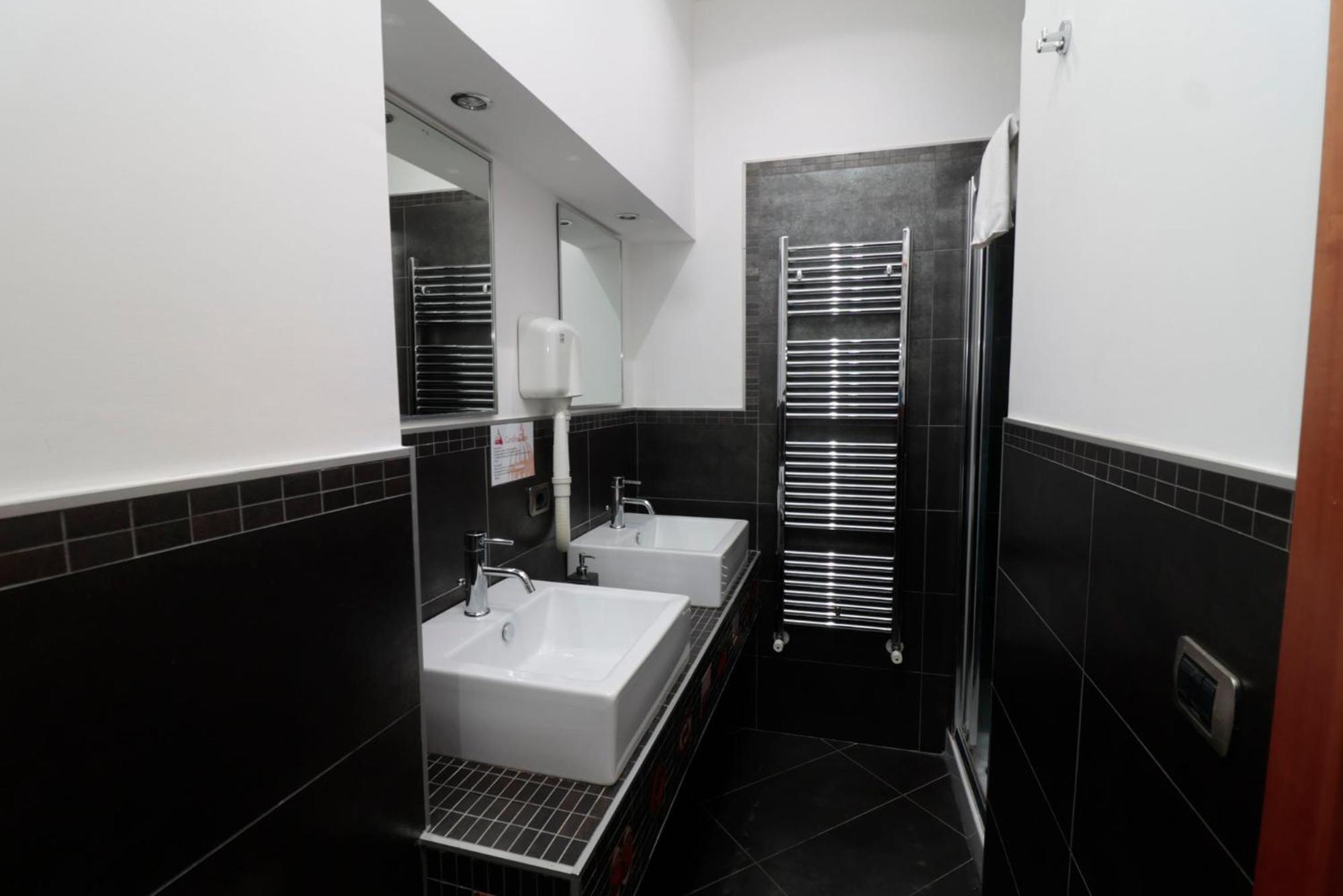 Triple Room with Private Bathroom photo 2