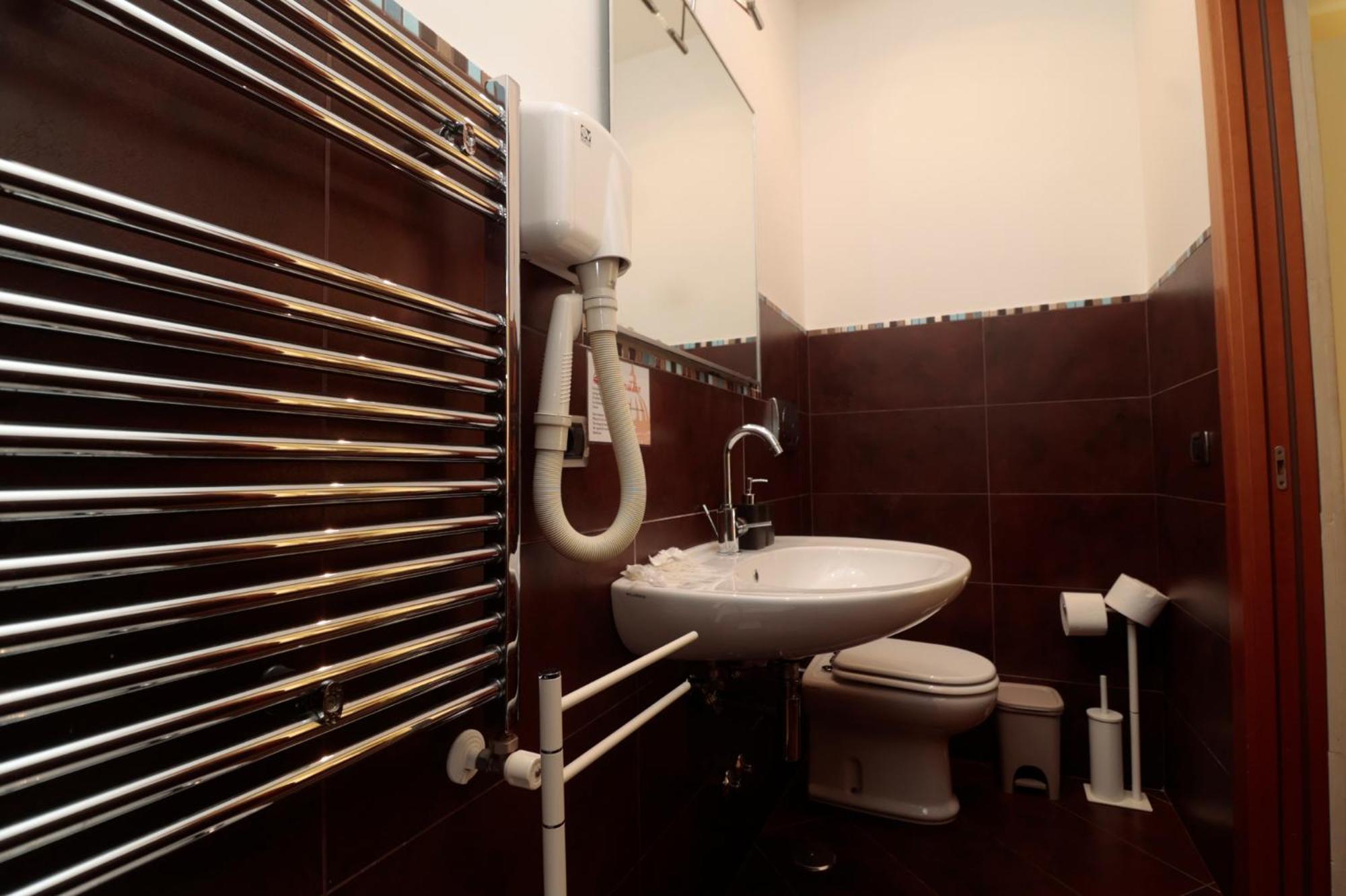 Double Room with Private Bathroom photo 3