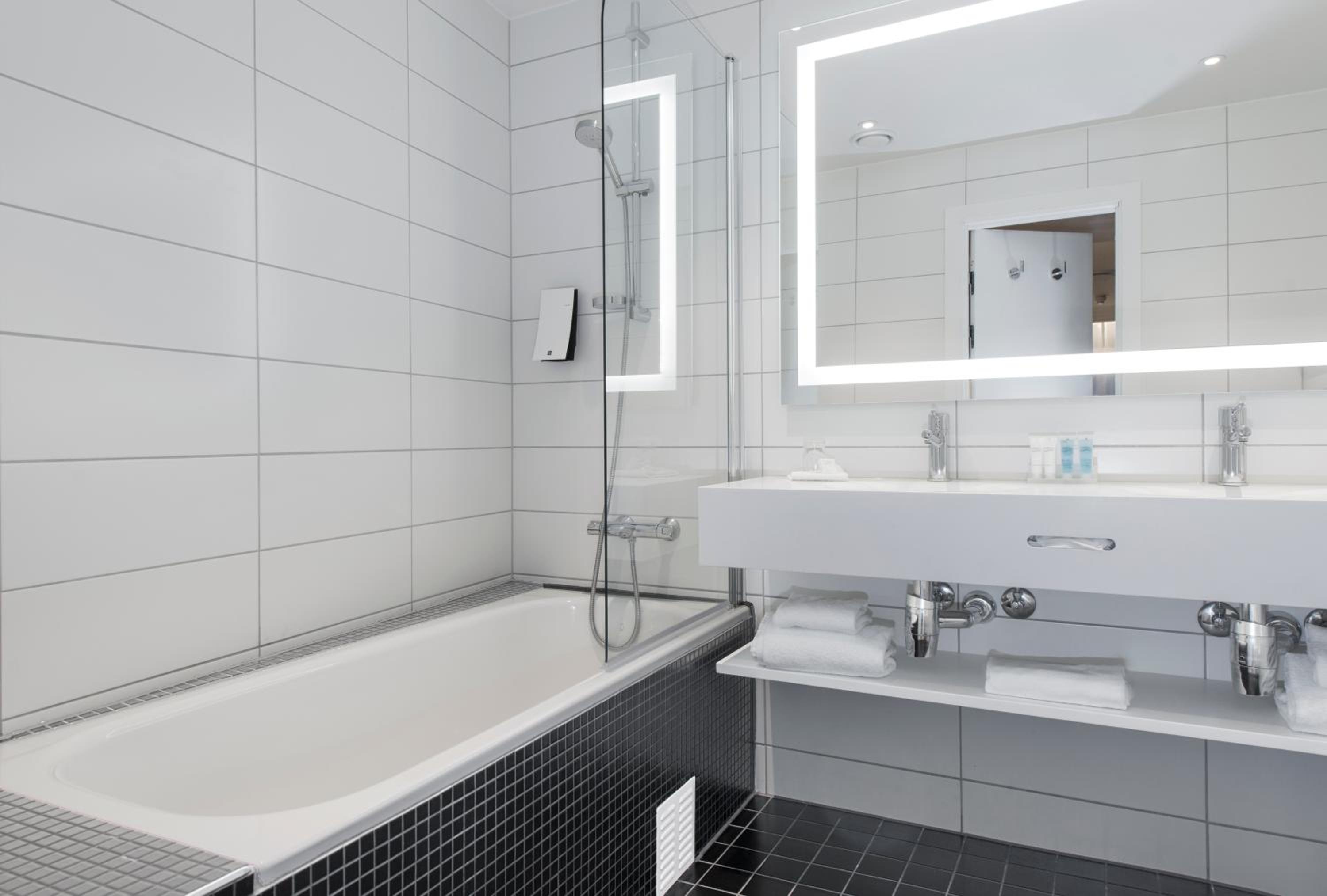 Business Double Room thumbnail 5