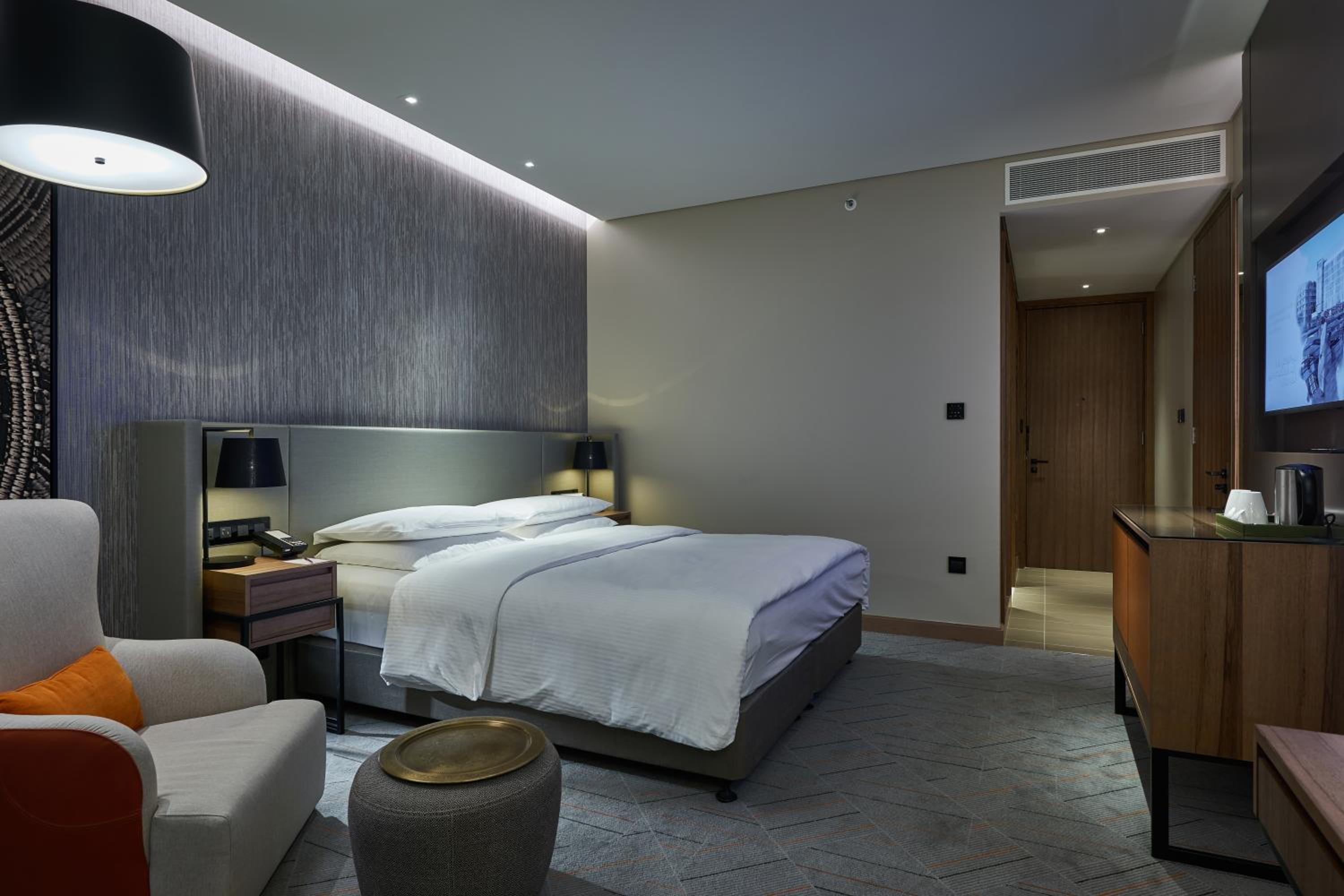 Deluxe King Room Plaza View