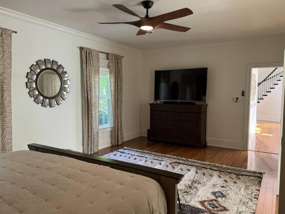 Six-Bedroom House photo 1