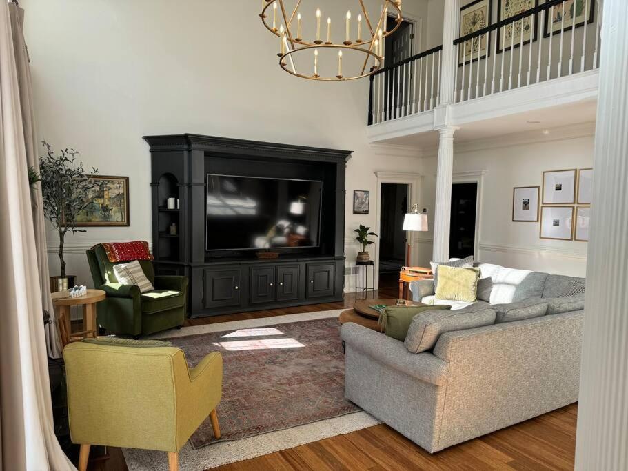 Six-Bedroom House photo 2
