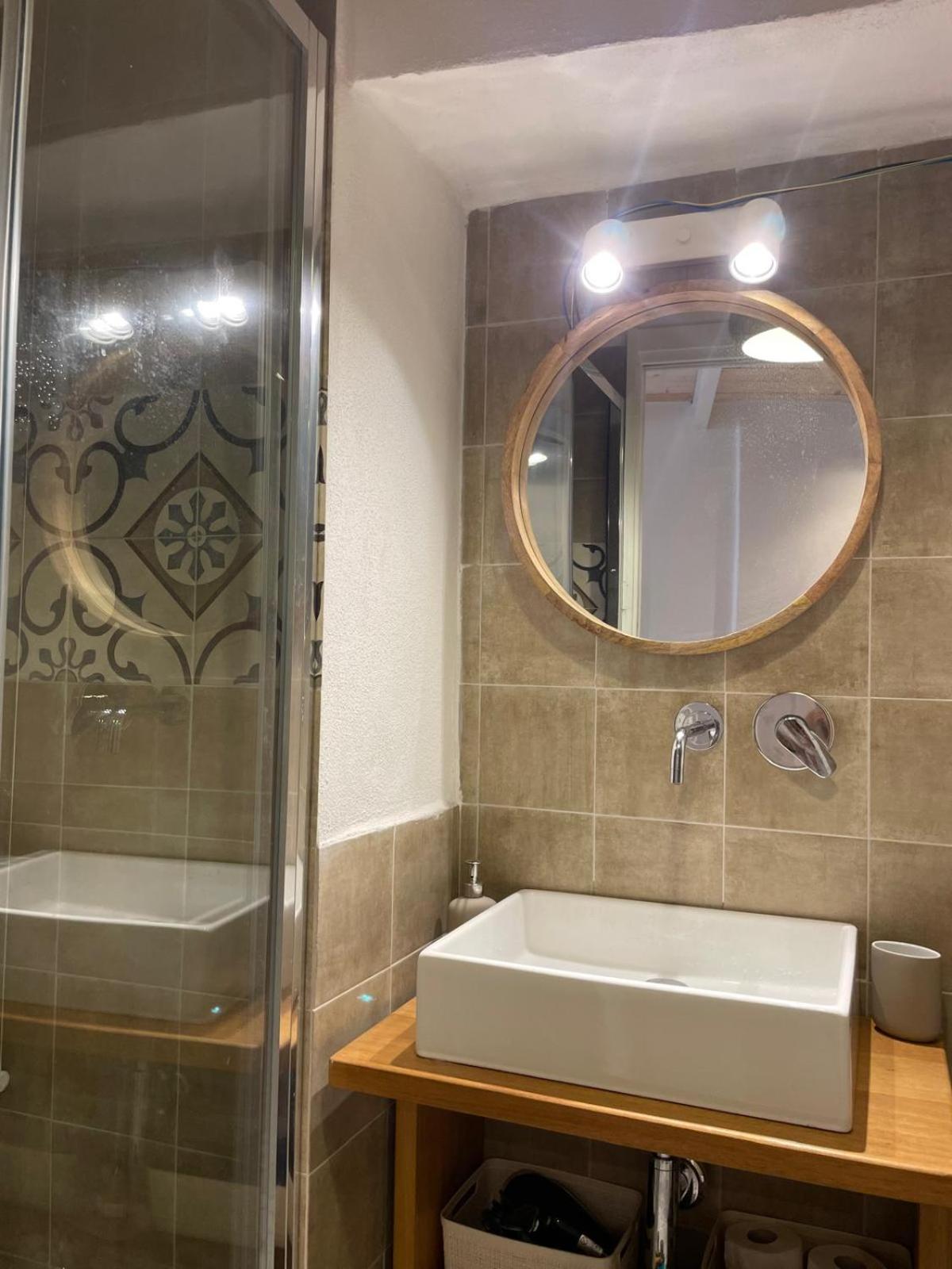 Family Room with Private Bathroom photo 2