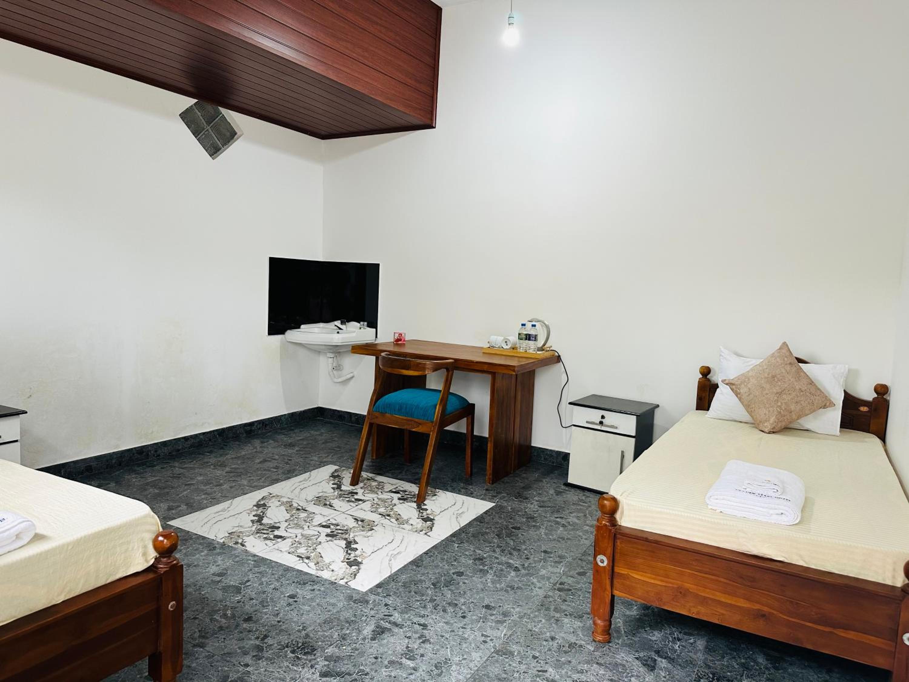 Budget Twin Room photo 2
